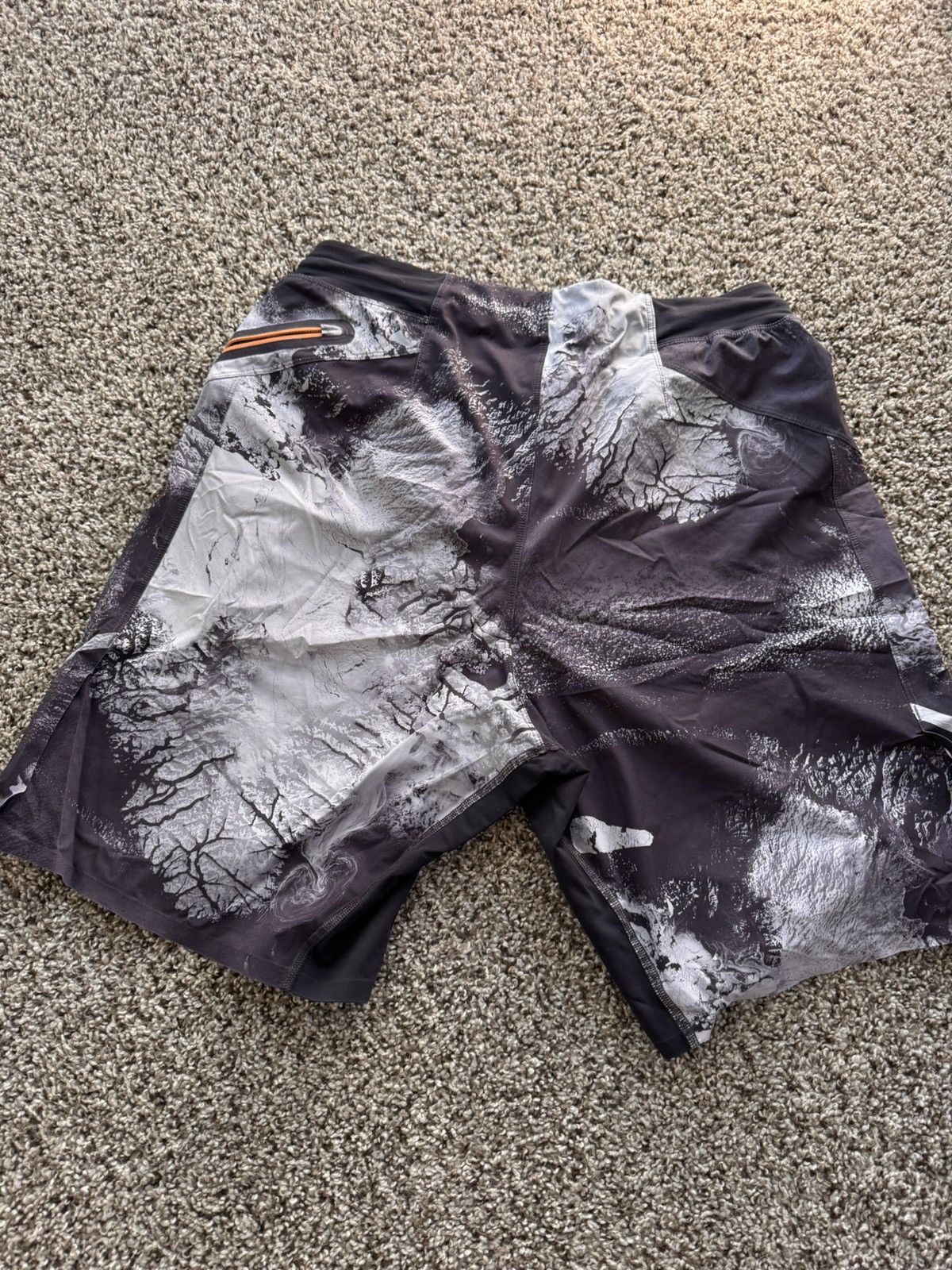 Lululemon Special edition colorway Lululemon mountain T.H.E short Size US 32 / EU 48 - 2 Thumbnail