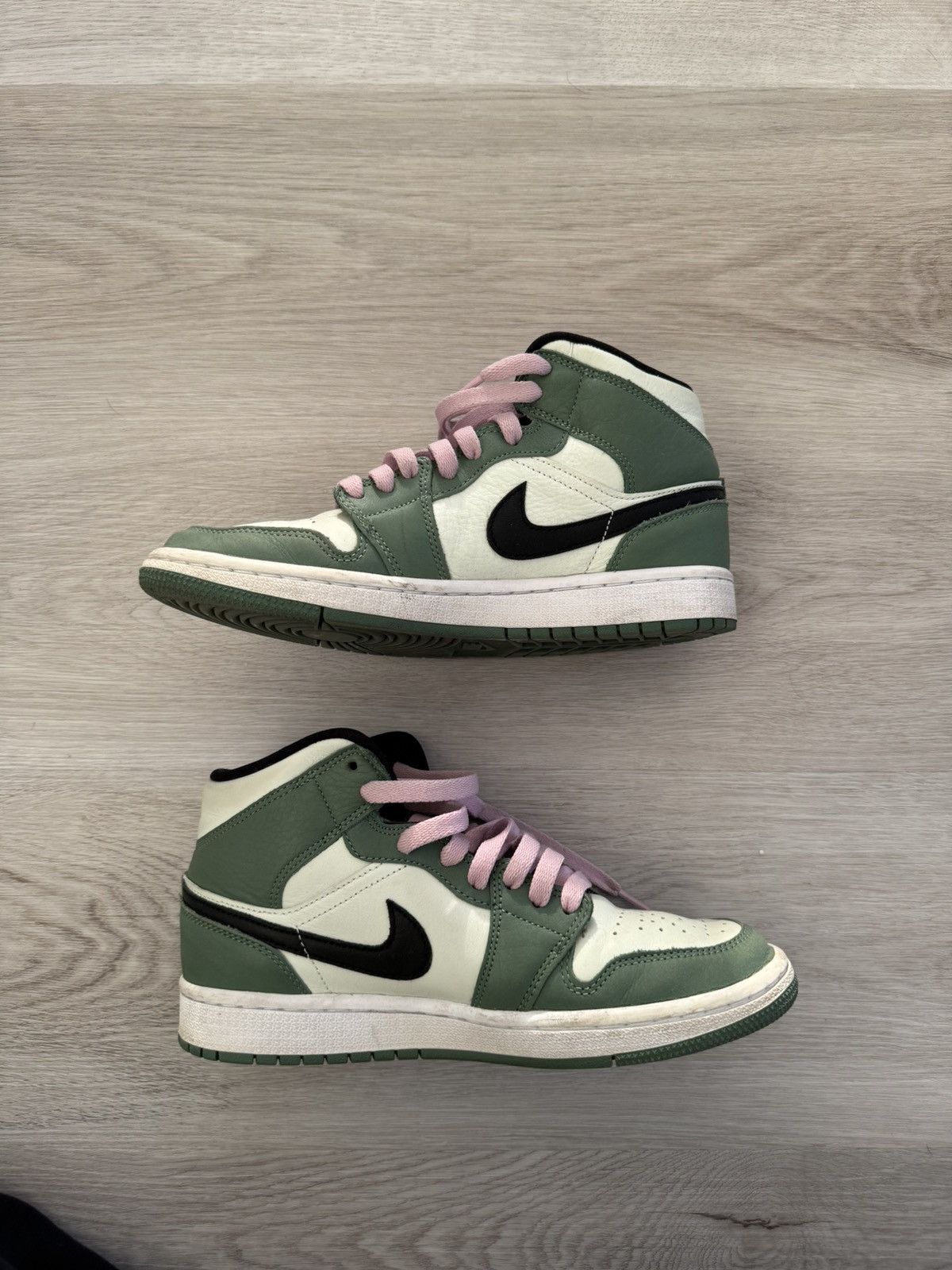 Jordan Brand Women’s Air Jordan Mid SE ‘Dutch Green’ Size US 7.5 / IT 37.5 - 1 Thumbnail