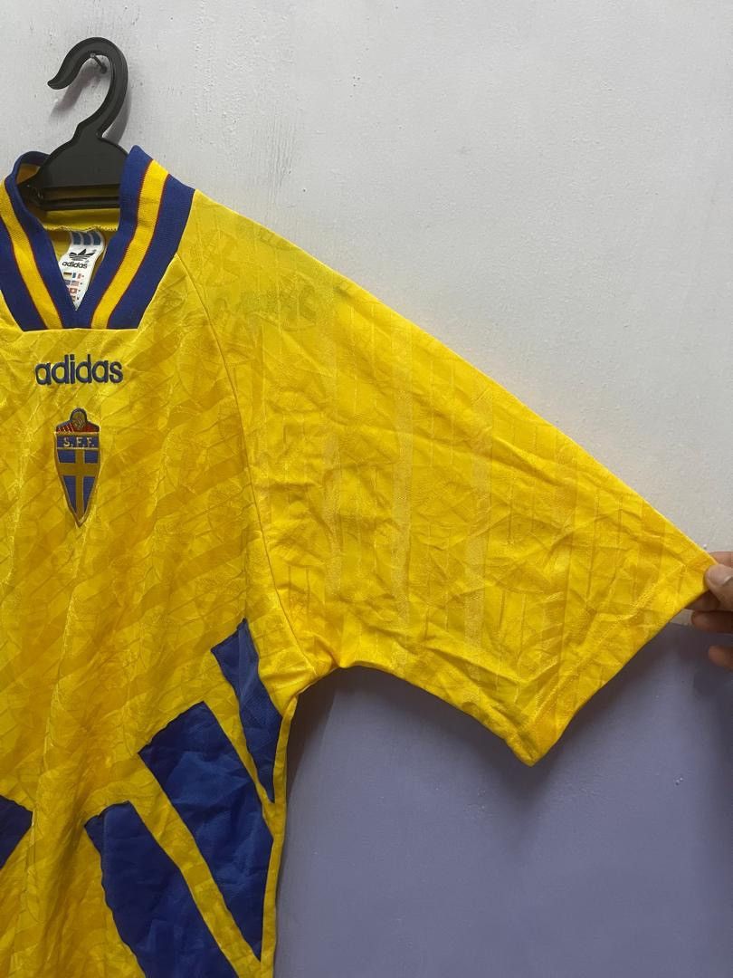 Vintage VINTAGE ADIDAS SWEDEN 1994 1996 HOME SHIRT FOOTBALL JERSEY Size US M / EU 48-50 / 2 - 3 Thumbnail