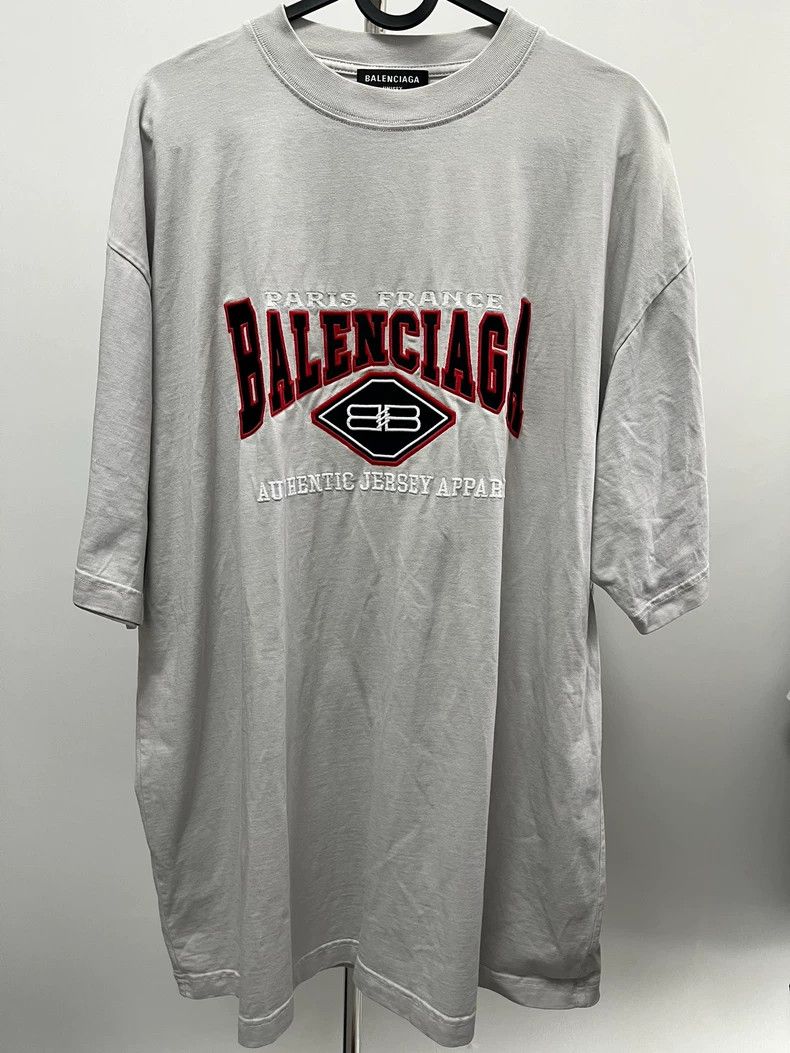 Balenciaga Balenciaga Batman Embroidered Black and Red Short Sleeve T Size US S / EU 44-46 / 1 - 1 Thumbnail