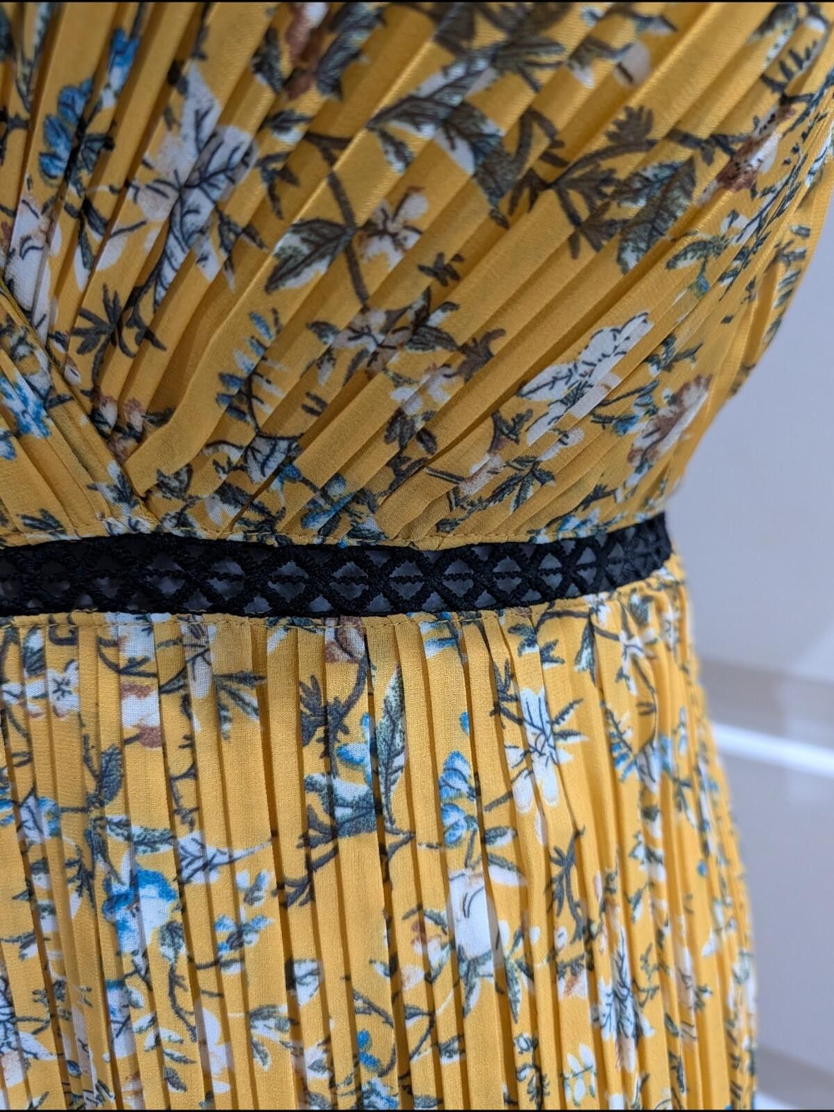 Lulus Lulu's Yellow Floral Pleated Tiered Maxi Dress Size S / US 4 / IT 40 - 3 Thumbnail