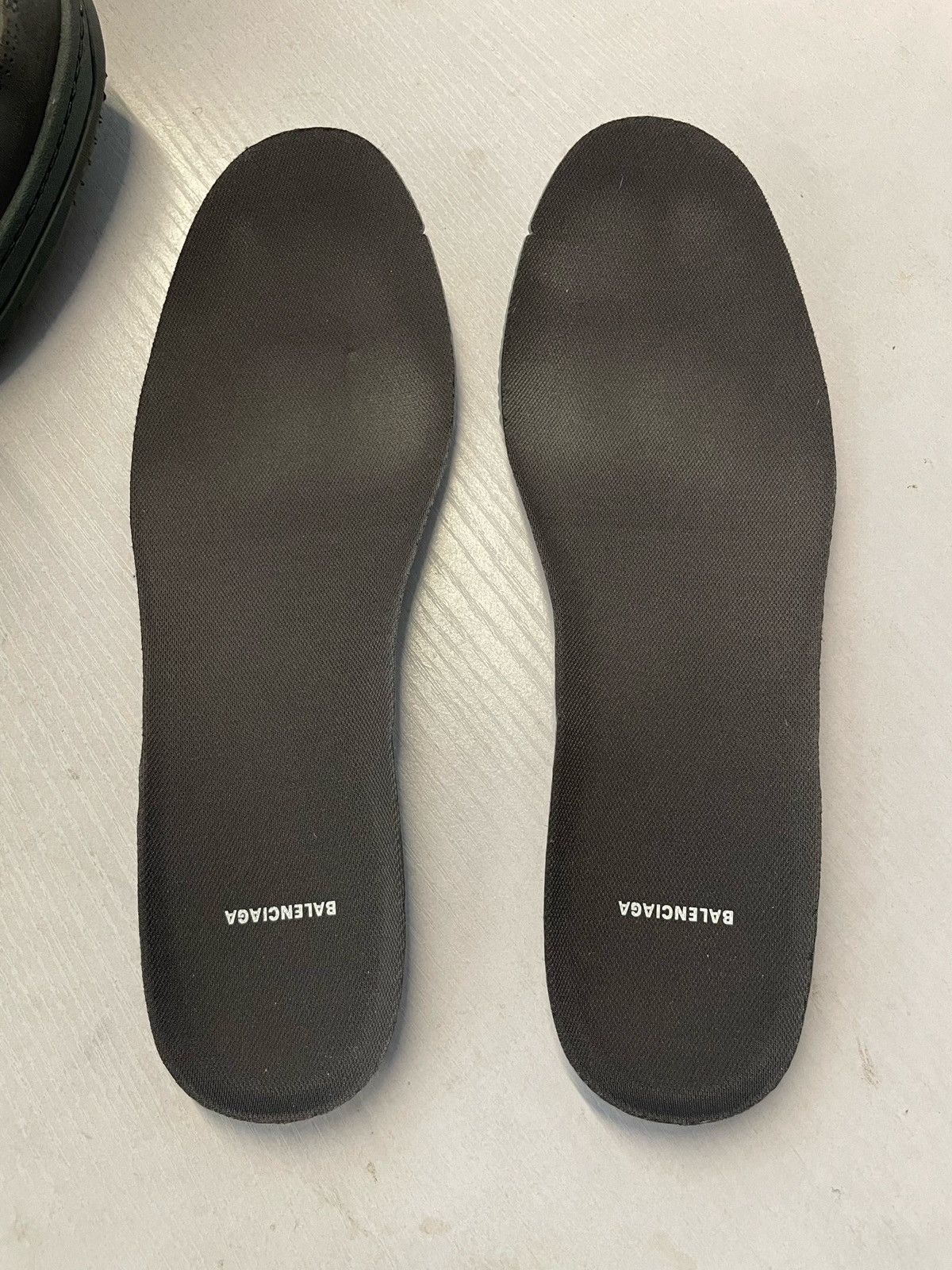 Balenciaga Balenciaga Hamptons Worn-Out Low-Top Sneaker Size US 8 / EU 41 - 10 Thumbnail