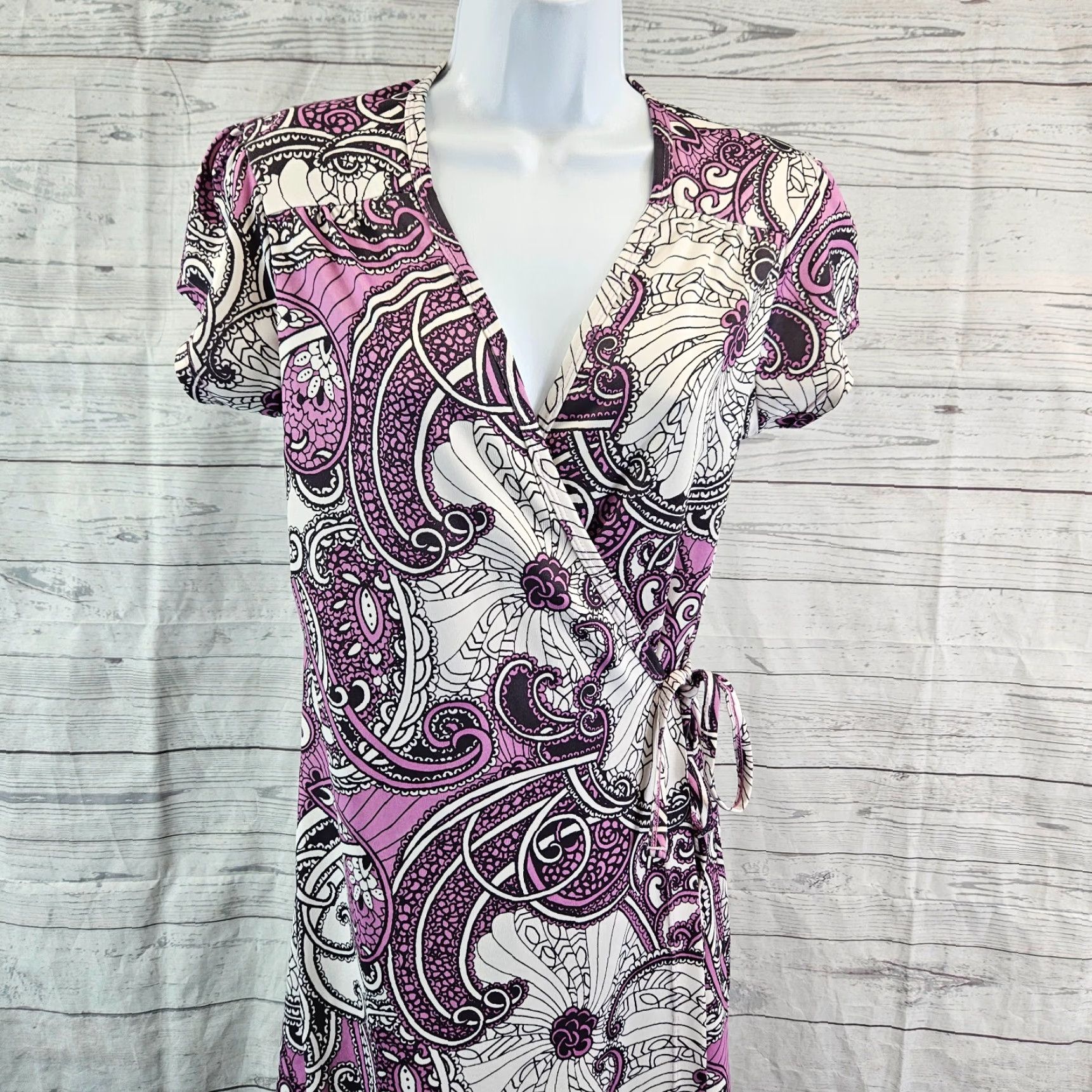Athleta Athleta Womens Wrap Dress Sz Small Purple White Paisley Short Sleeve Size 28" / US 6 / IT 42 - 2 Thumbnail