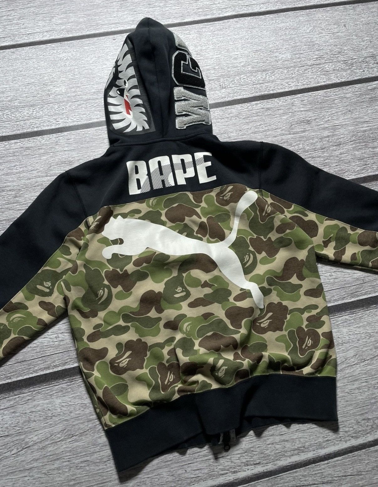 Bape × Puma Bape x Puma collab black and green camo hoodie Size US S / EU 44-46 / 1 - 8 Thumbnail