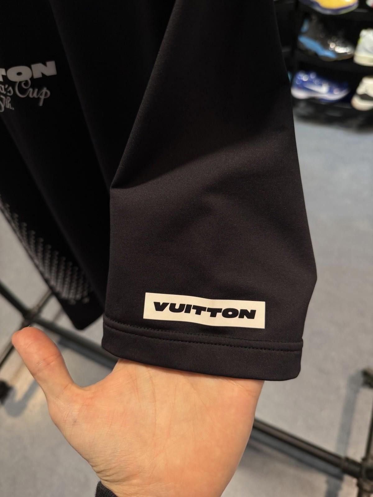 Louis Vuitton LOUIS VUITTON T-Shirt LV Tee Silk Black Size (L) Authentic Size US L / EU 52-54 / 3 - 12 Thumbnail