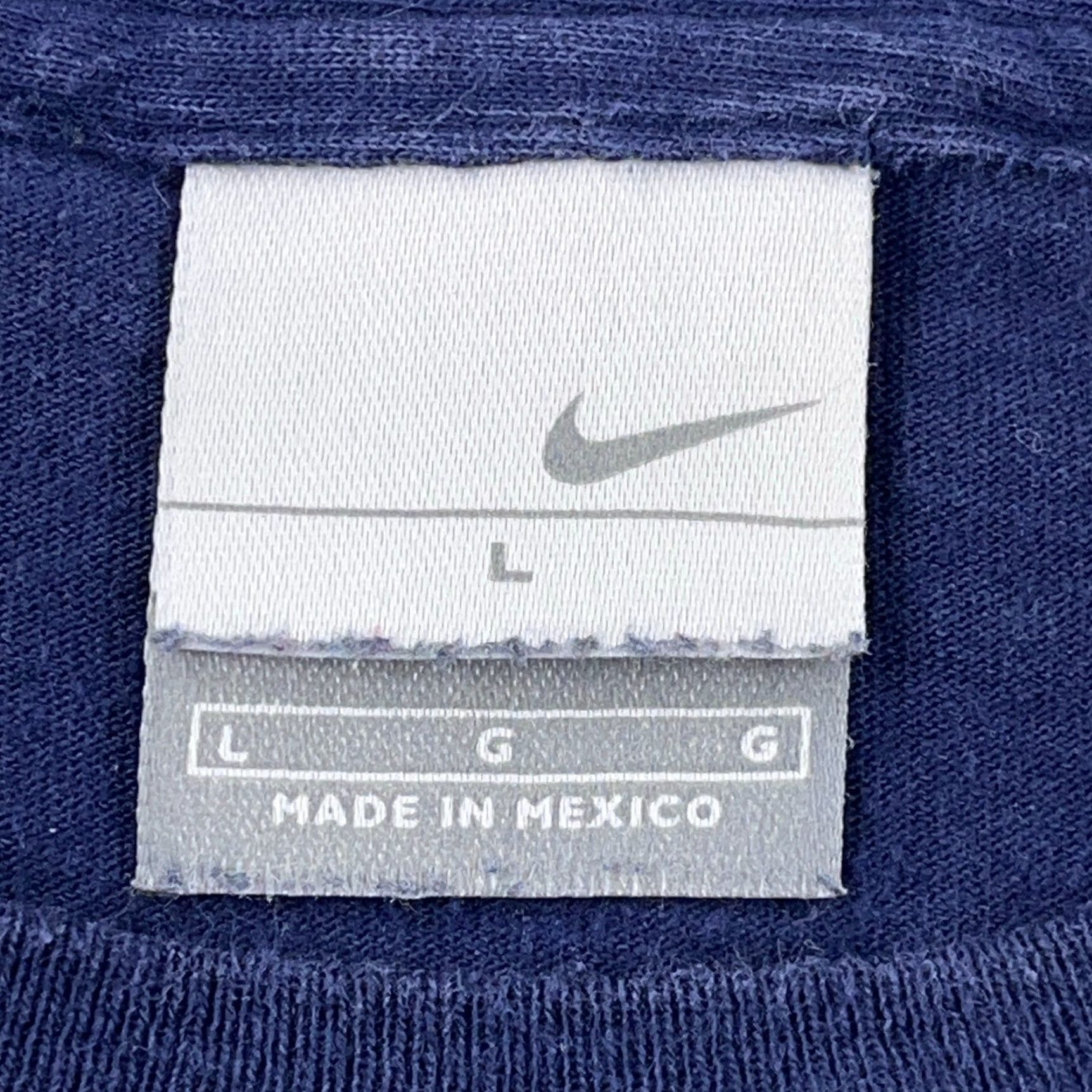Nike VINTAGE Nike Shirt Men Large Navy Blue Center Swoosh Football Spell Out Shirt L Blue Nike Mens Vintage Retro 90s Football Swoosh Size US L / EU 52-54 / 3 - 3 Thumbnail