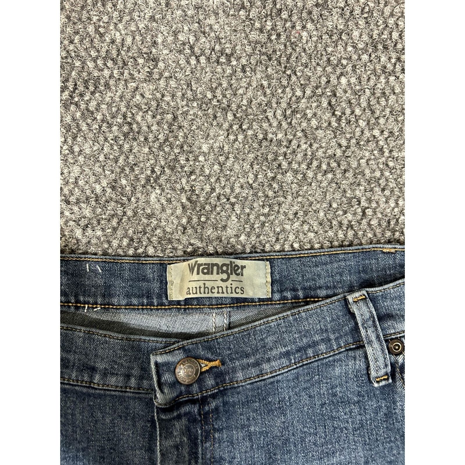 Wrangler Wrangler Jeans Mens 42x32 Blue Straight Leg Denim 10ZM100VB Regular 5-Pocket Logo Patch Vintage: No Size US 42 / EU 58 - 3 Thumbnail