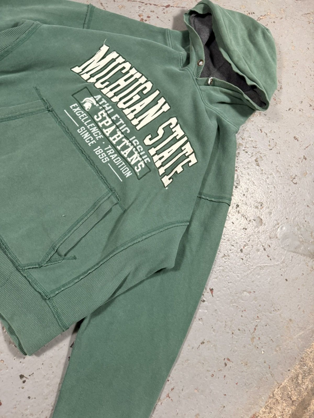 NCAA Vintage Sun faded Michigan State U Distressed Green Hoodie Size US XL / EU 56 / 4 - 4 Thumbnail