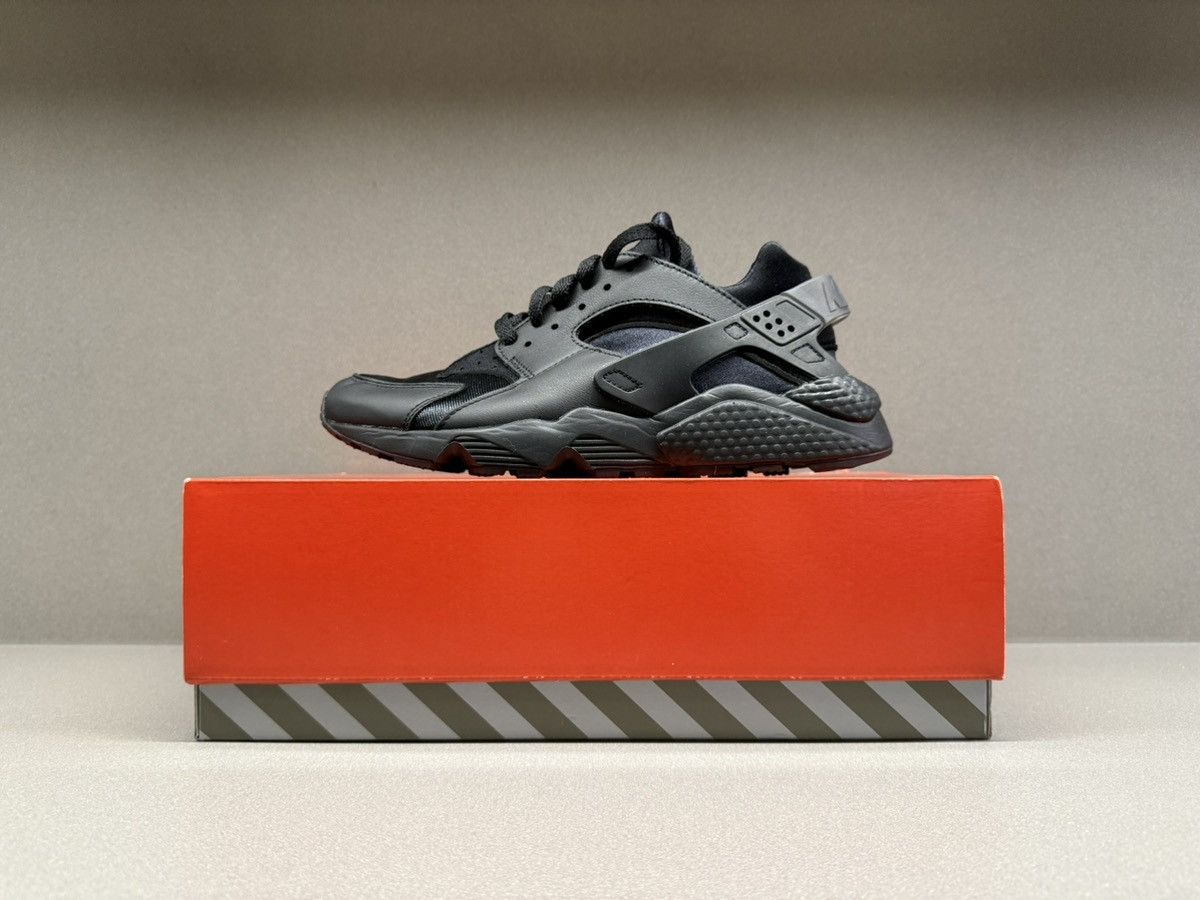 Nike Nike Air Huarache Triple Black 2021 Size US 5 / EU 37 - 2 Thumbnail