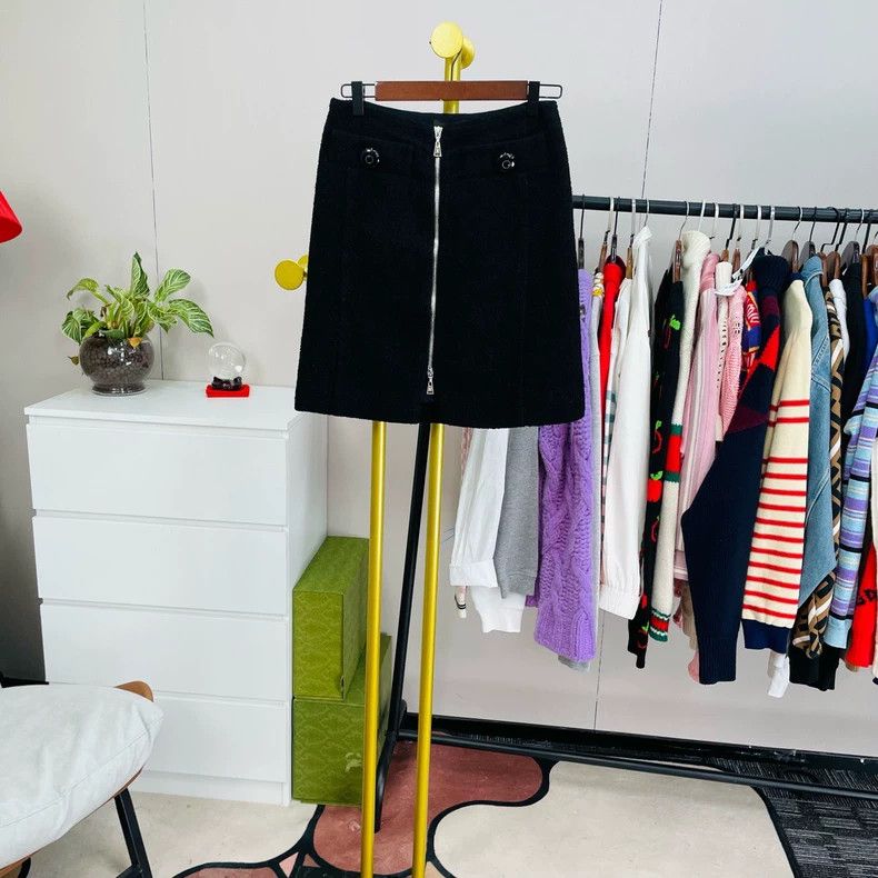 Louis Vuitton Louis Vuitton Black black buttoned dinner skirt Size 35" - 1 Thumbnail