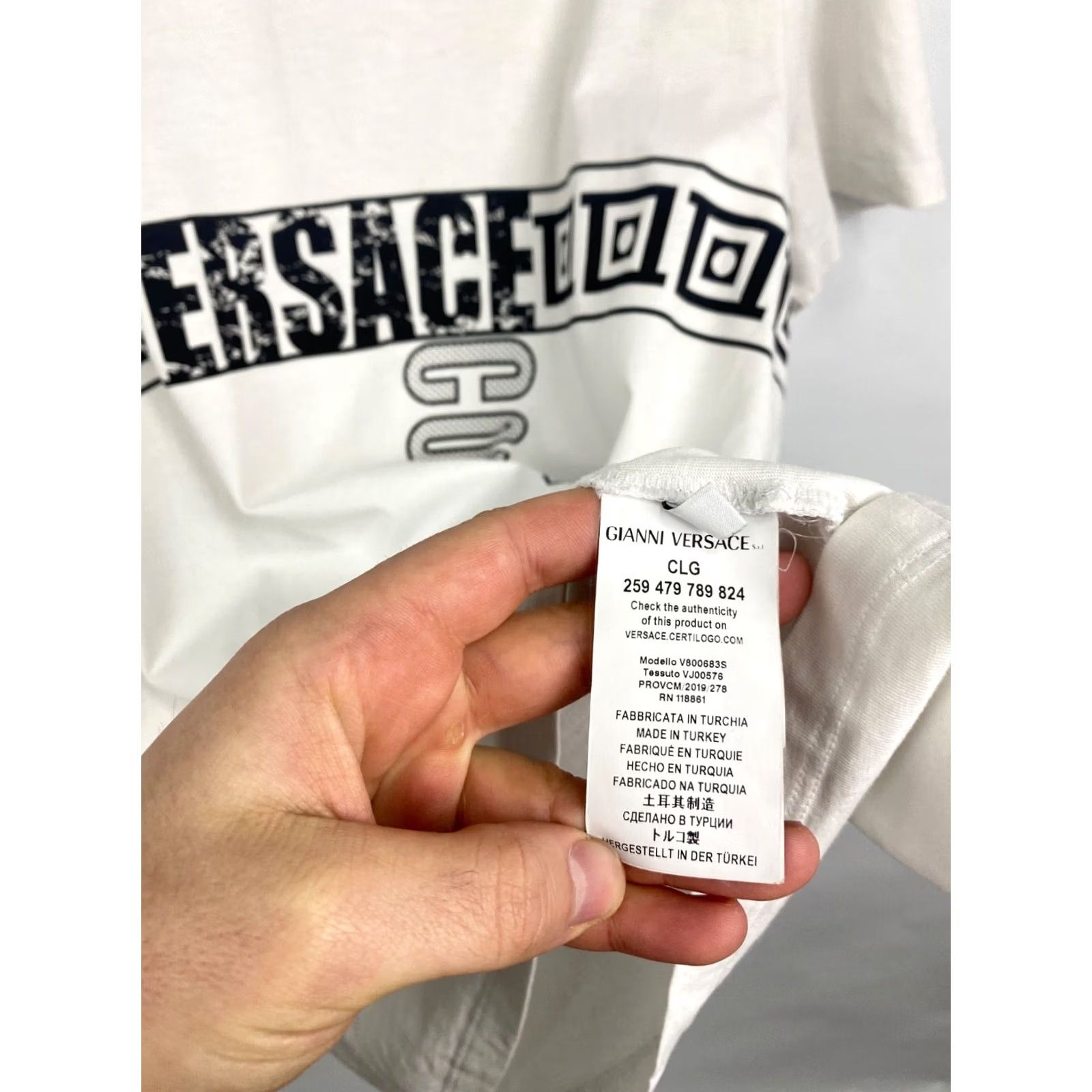 Versace VINTAGE Versace T-Shirt Men XL White Retro Gianni Versace T-Shirt Rare Hype Y2K White XL/XXL Mens Retro 90s Size US XL / EU 56 / 4 - 7 Thumbnail