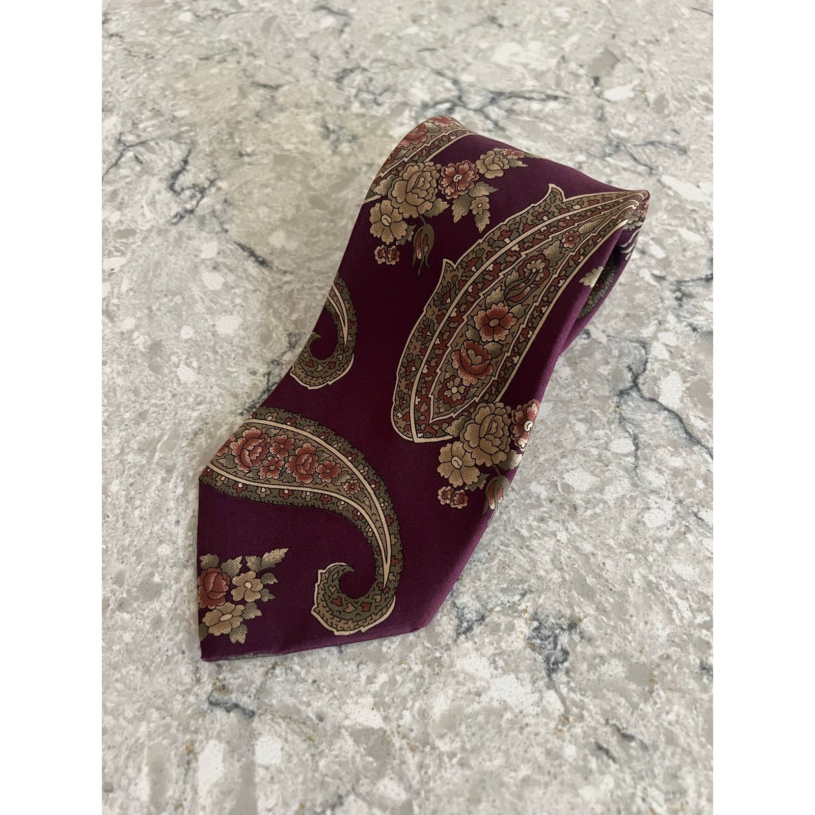 Bill Blass Bill Blass Men's 100% Silk Neck Tie Magenta Gold Paisley JJ Size ONE SIZE - 1 Thumbnail