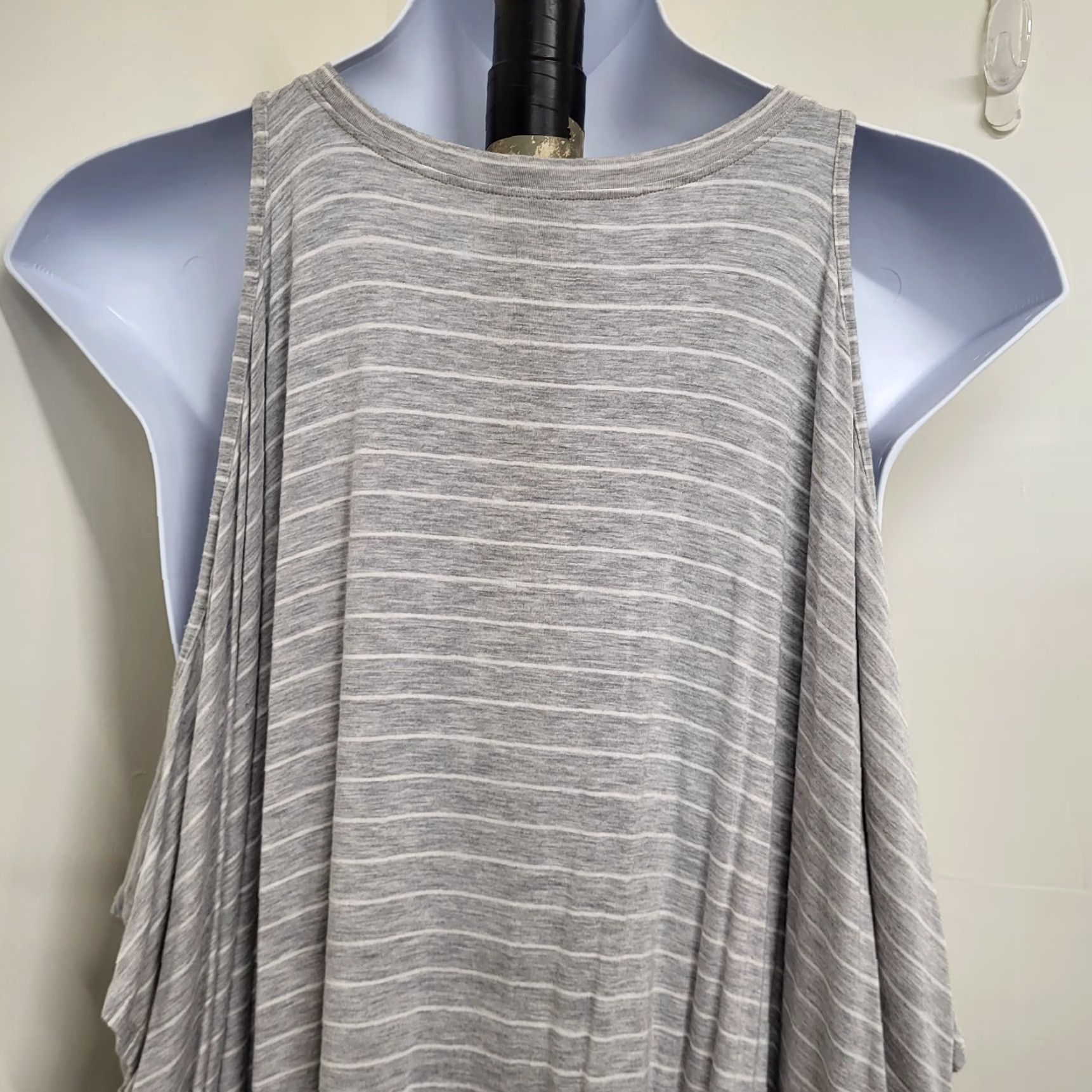 Vintage Anna & Ava Shirt Women's One Size Gray White Cold Shoulder Short Batwing Sleeve Size 42" / US 20 - 7 Thumbnail