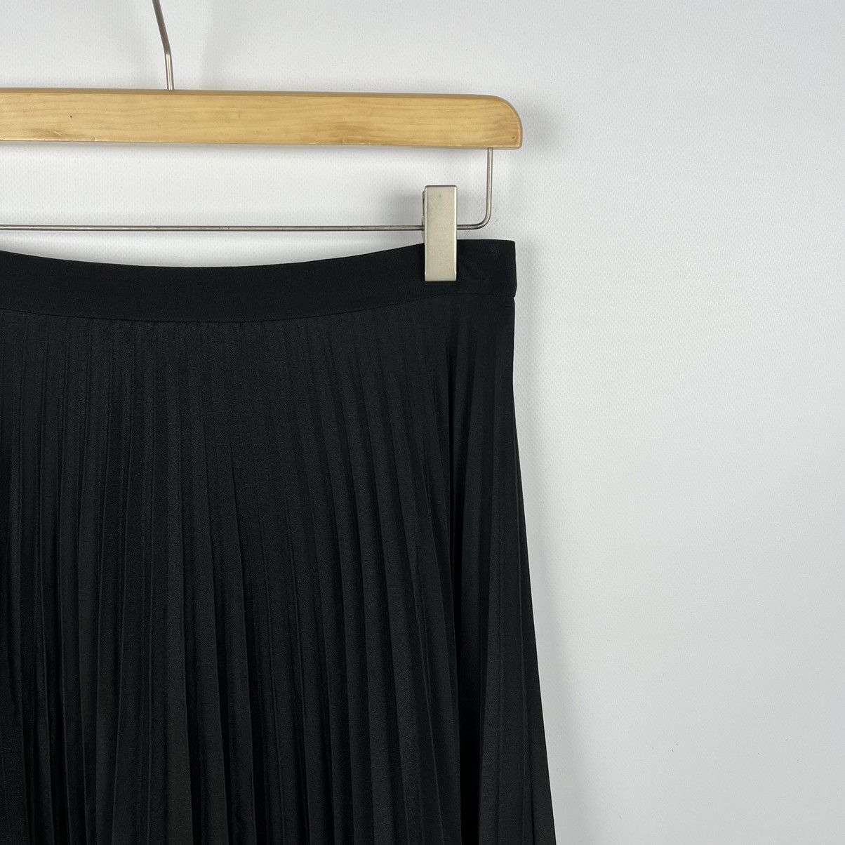 Burberry Ladies Burberry pleated midi skirt Size 28" / US 6 / IT 42 - 19 Thumbnail