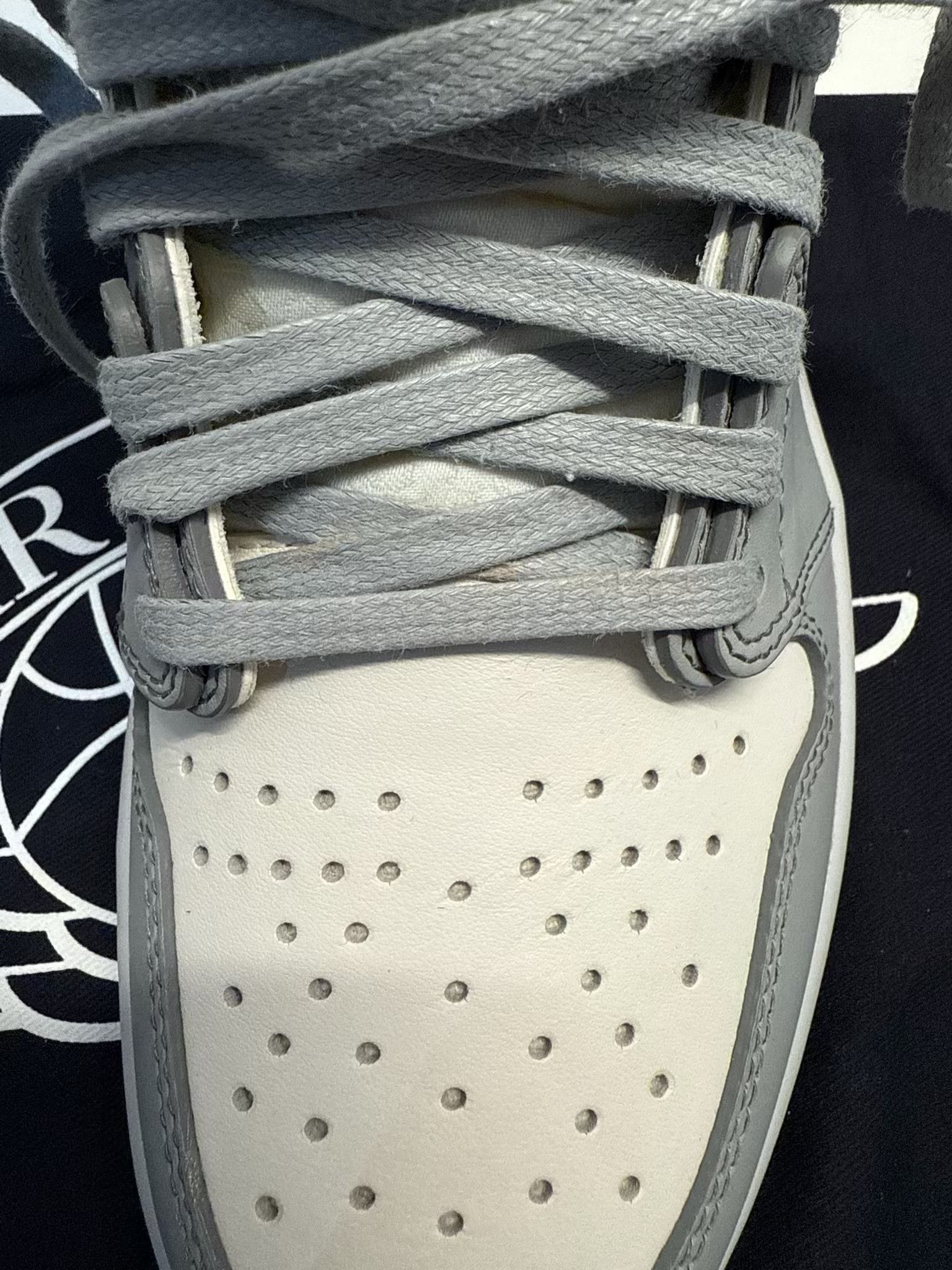 Dior × Jordan Brand Jordan x Dior Air Jordan 1 Retro High Top Sneaker BNIB Size US 6.5 / EU 39-40 - 23 Thumbnail