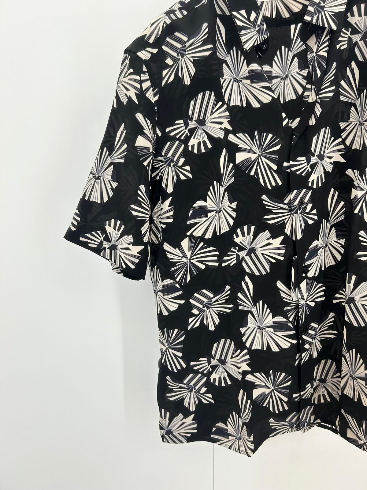 Saint Laurent Paris Short-sleeve shirt with pointed collar and side splits Size US S / EU 44-46 / 1 - 3 Thumbnail