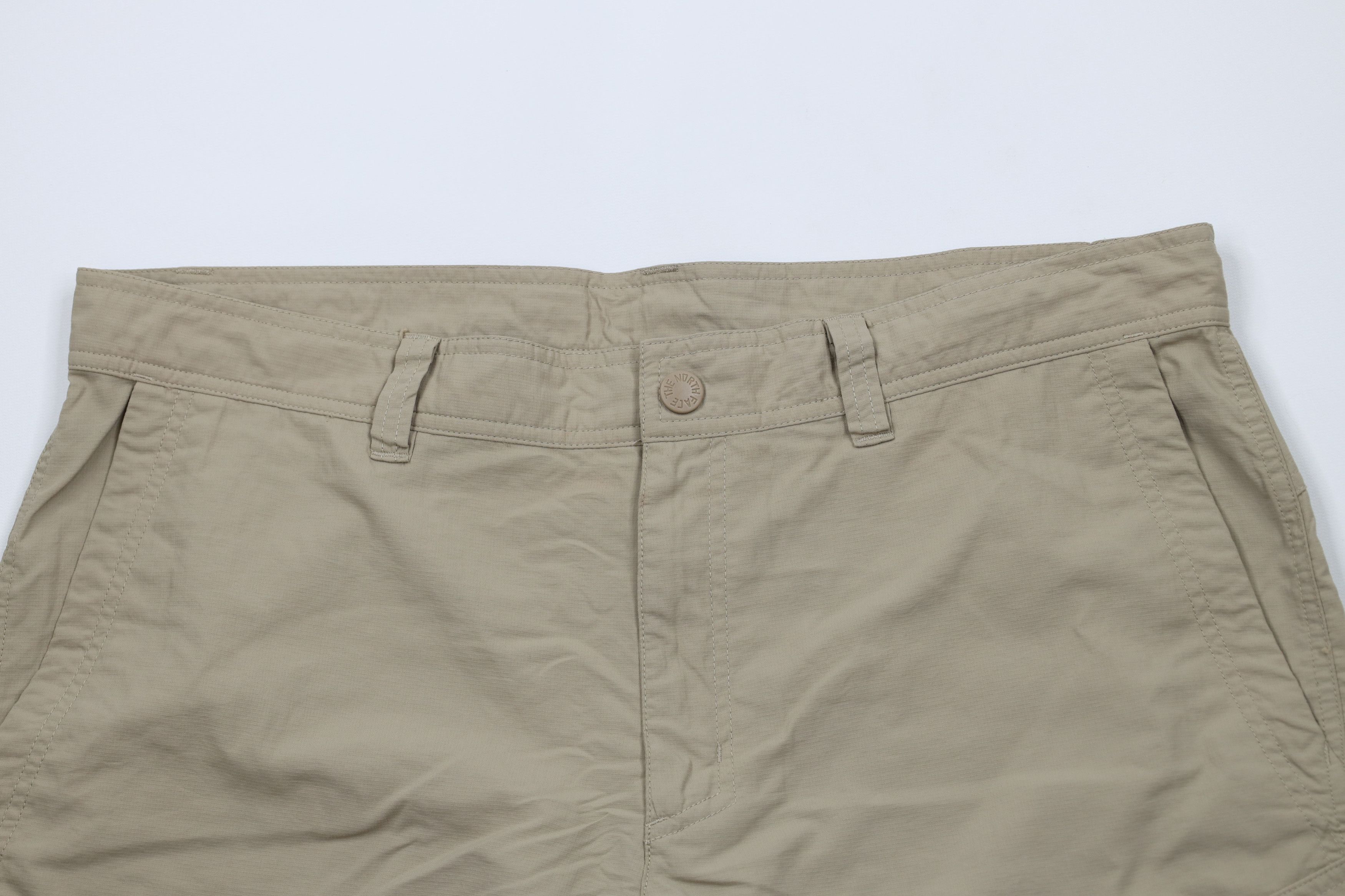 The North Face × Vintage The North Face Hiking Above Knee Cargo Shorts Beige Nylon Size US 36 / EU 52 - 2 Thumbnail