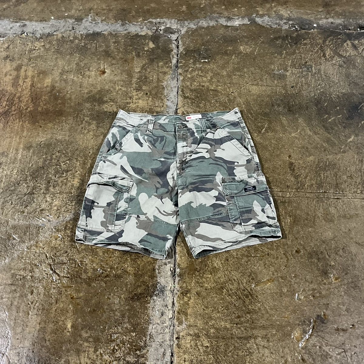 Vintage × Wrangler Crazy Vintage Y2K Baggy Camo Cargo Shorts JNCO Skater Style Size US 36 / EU 52 - 1 Thumbnail