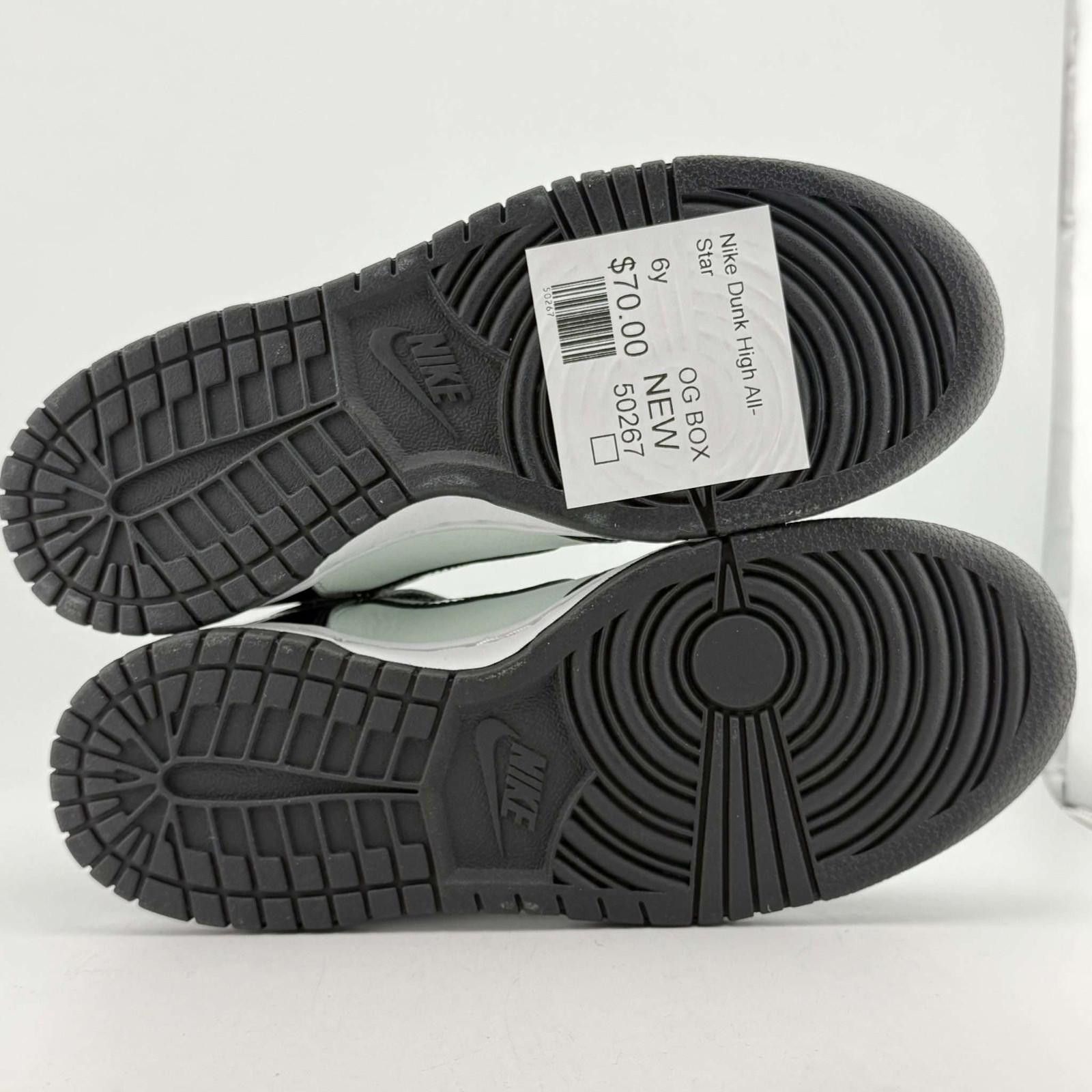 Nike Nike Dunk High SE (GS) Barely Green/Black 6Y New with Box Size US 6 / EU 39 - 6 Thumbnail