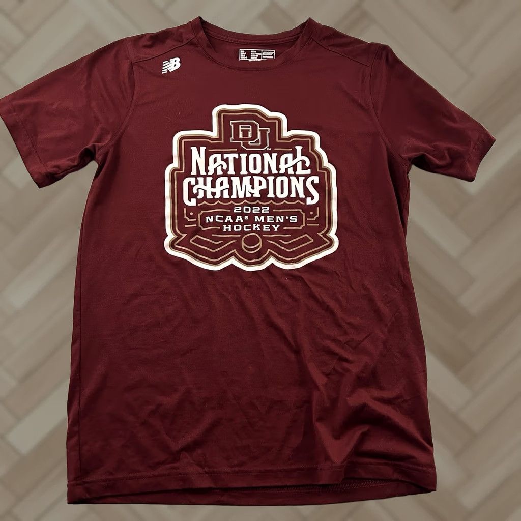 New Balance New Balance DU Hockey National Champs Short Sleeve T Shirt Men's Large Maroon Red Size US L / EU 52-54 / 3 - 1 Thumbnail