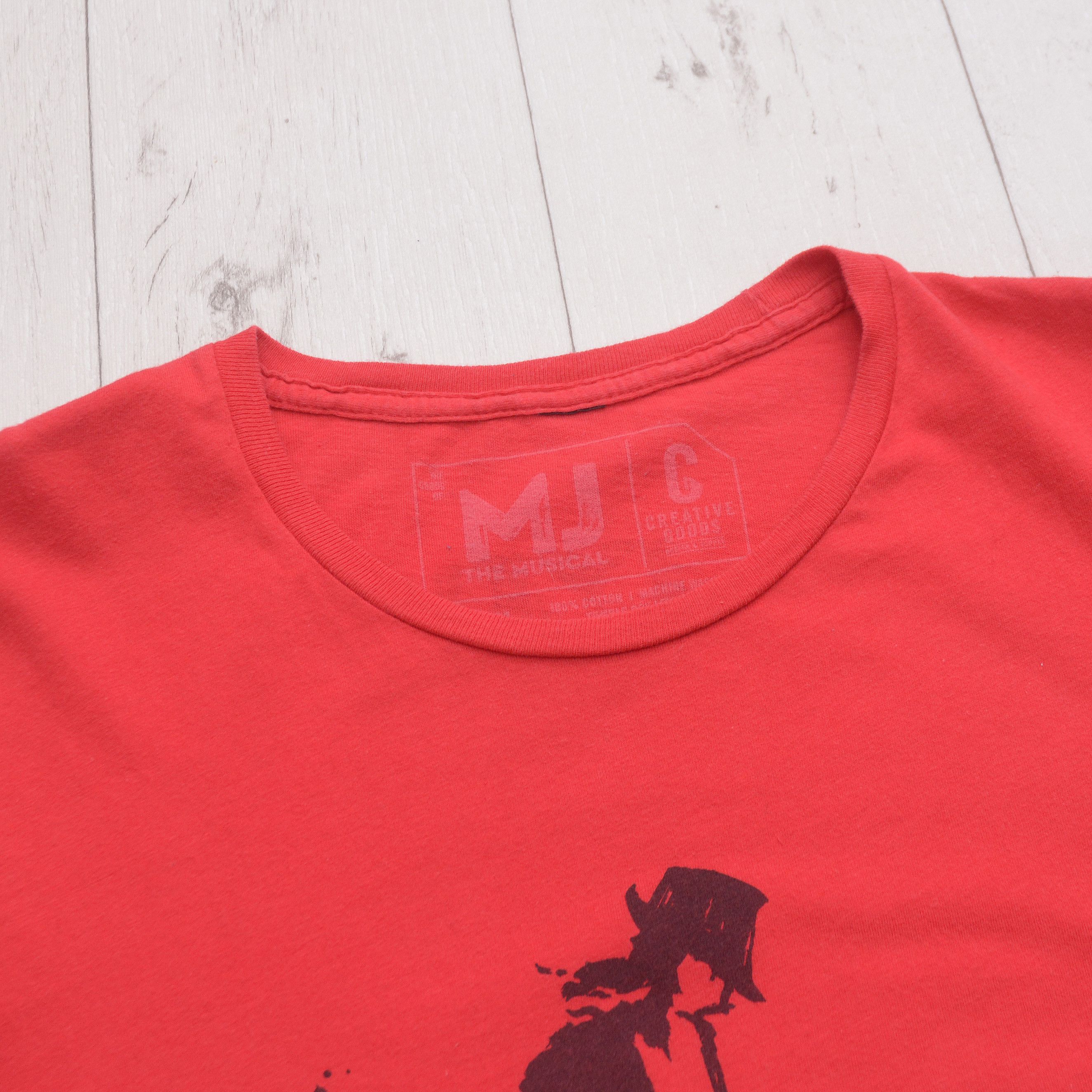 Michael Jackson × Vintage MJ THE MUSICAL Fitted Logo Michael Jackson Tee Red Y2K Size M / US 6-8 / IT 42-44 - 9 Thumbnail