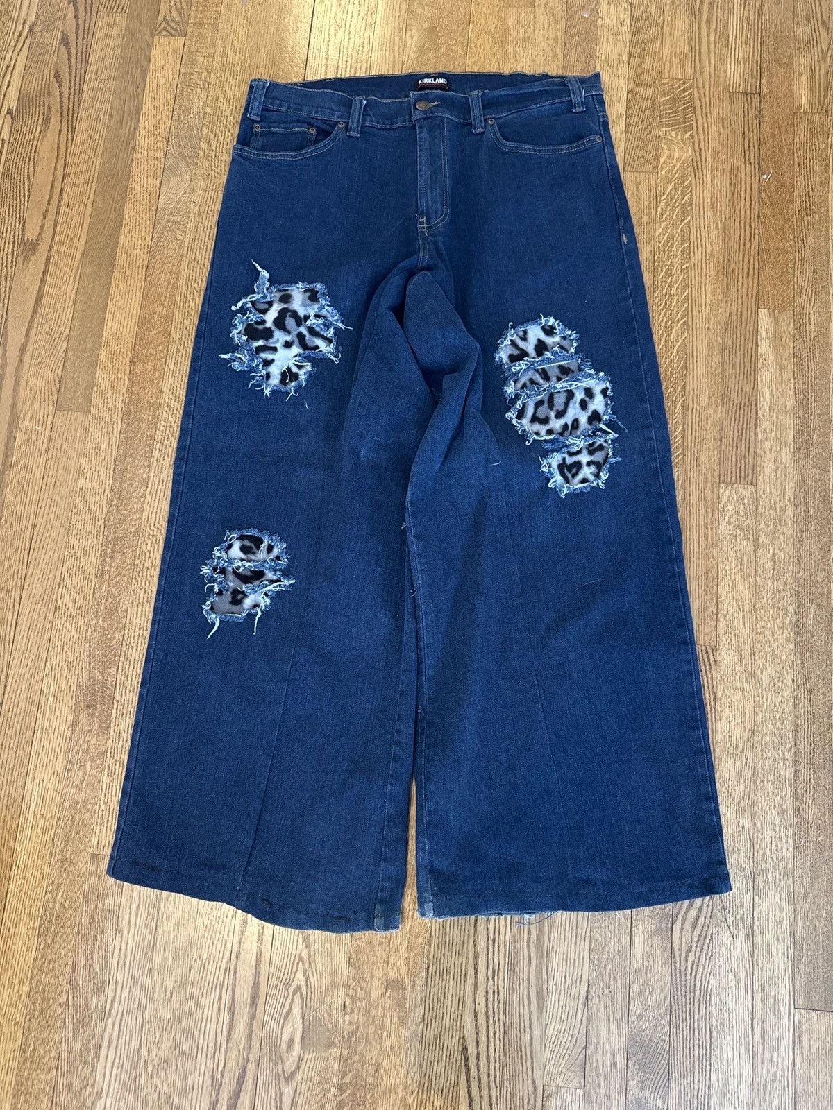 Kirkland Signature UPCYCLED reworked denim snow leopard print Size US 38 / EU 54 - 1 Thumbnail