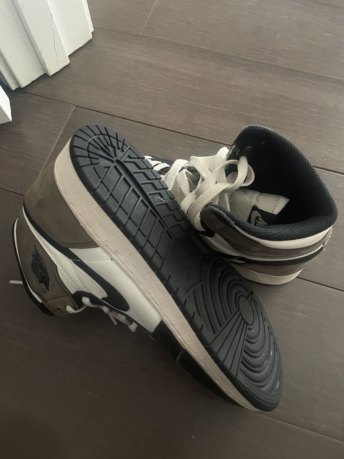 Jordan Brand Air Jordan 1 Dark Mocha (GS) Size US 5.5 / EU 38 - 2 Thumbnail