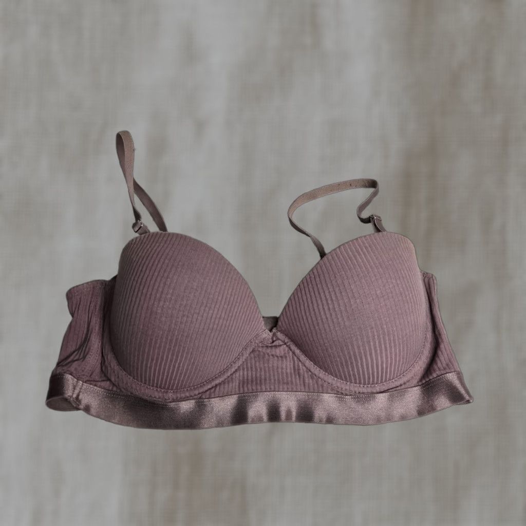 Vintage Tahari Bra Purple Adult Women's 38C Seamless Wireless T-Shirt Back Closure Straps 38 Band Size Size ONE SIZE - 1 Thumbnail