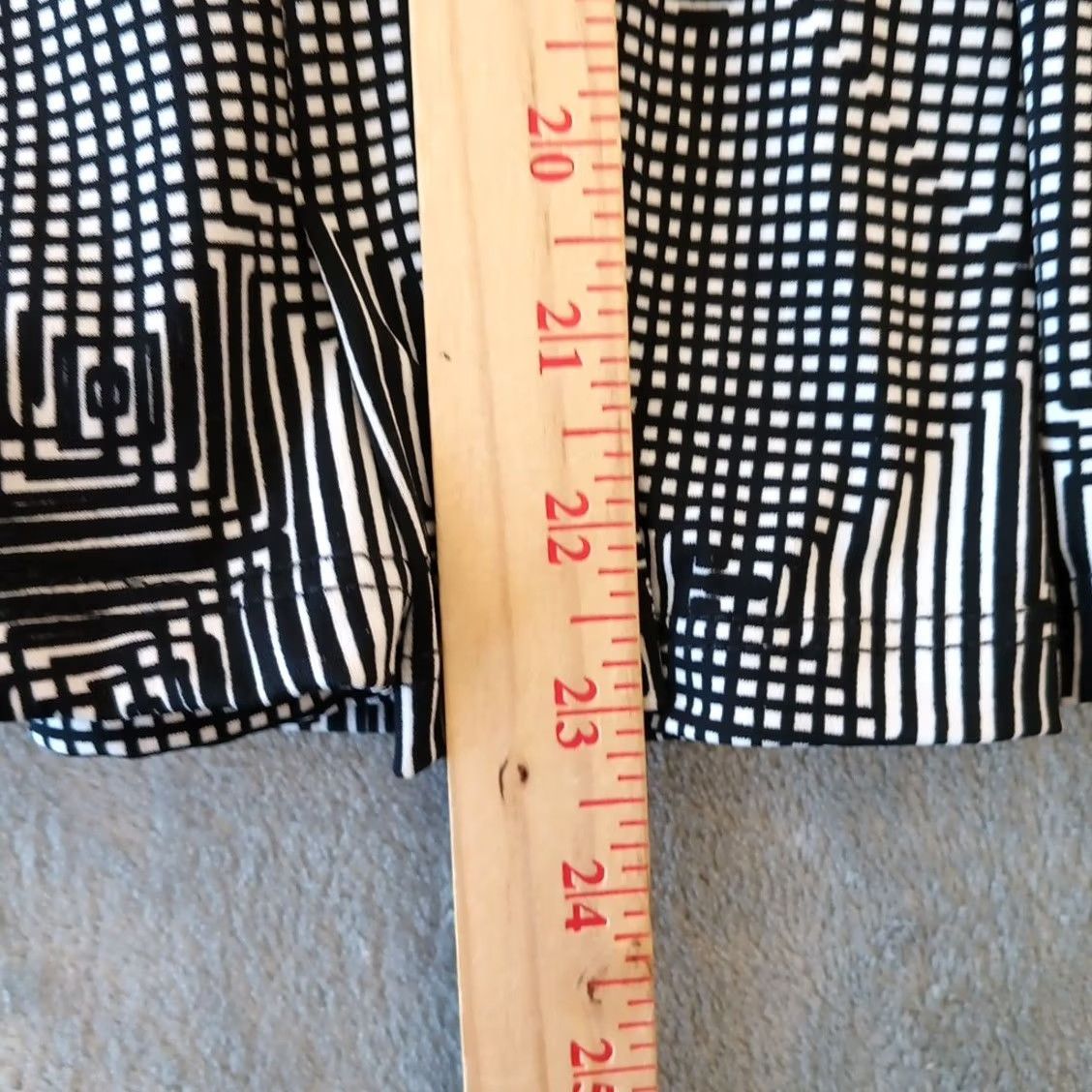 Vintage LuLaRoe Skirt Women S Black Geometric Pleated Pockets Elastic Waist Unlined Knee Length Flare Size 28" / US 6 / IT 42 - 4 Thumbnail