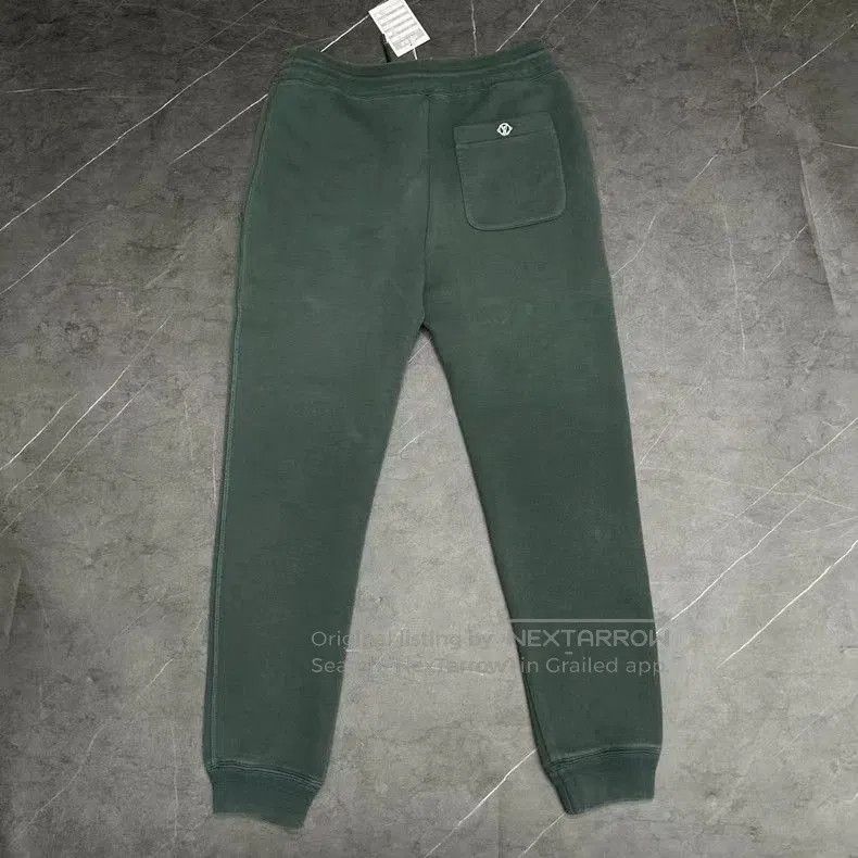 Louis Vuitton louis vuitton metal logo jogger pants size s. Size US 26 / EU 42 - 2 Thumbnail