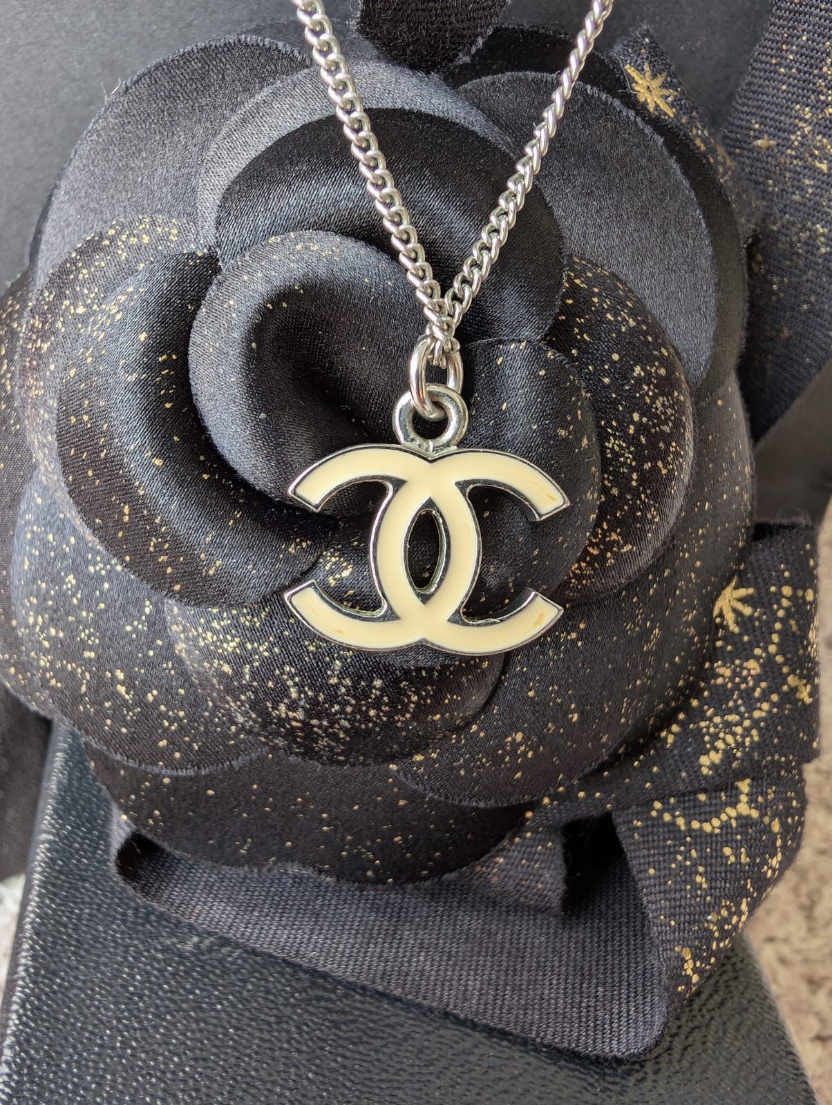Chanel Chanel CC 05V Logo Ecru Enamel SHW Vintage necklace box Size ONE SIZE - 2 Thumbnail