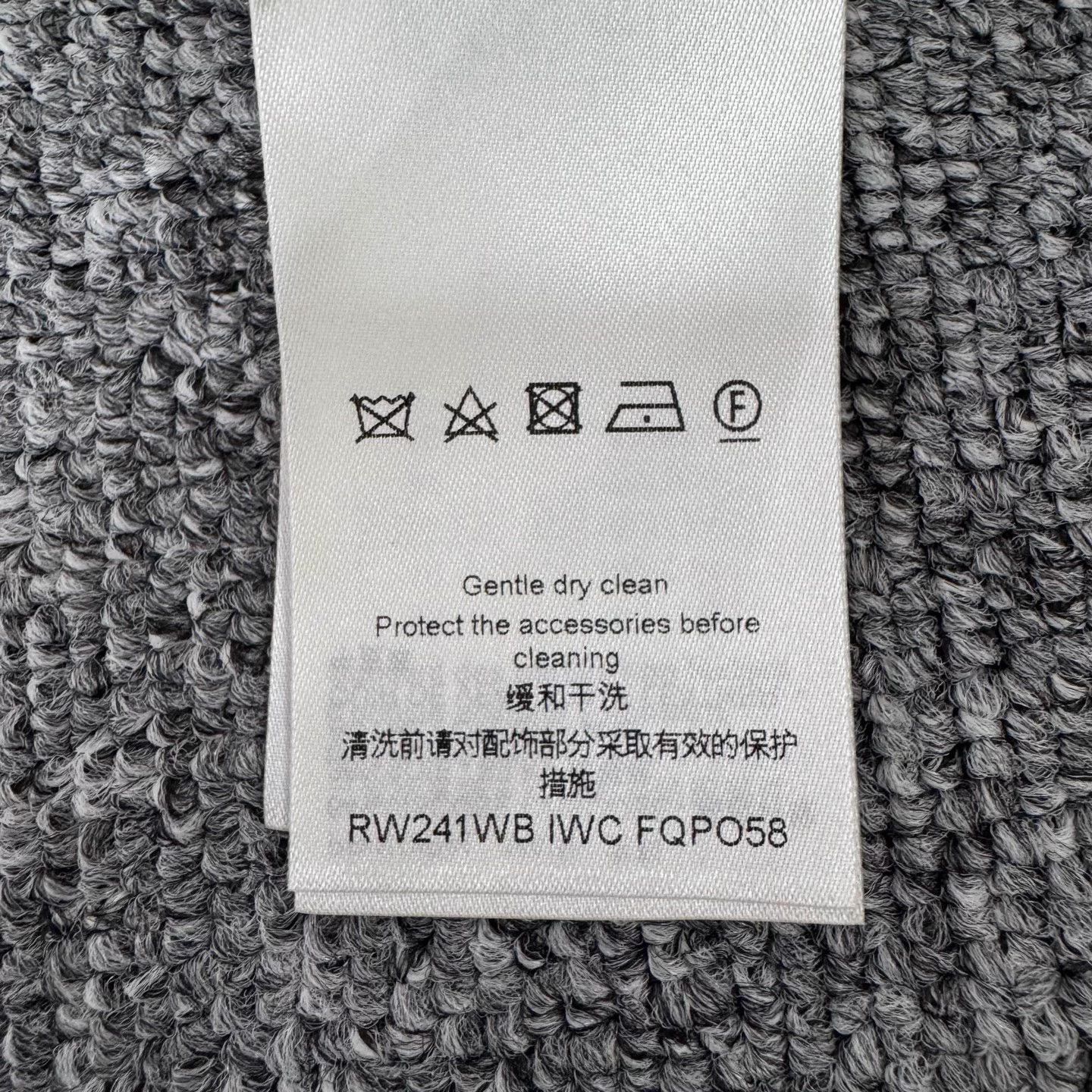 Louis Vuitton Louis Vuitton white silk shorts 36 new with tags Size 26" / US 2 / IT 38 - 7 Thumbnail
