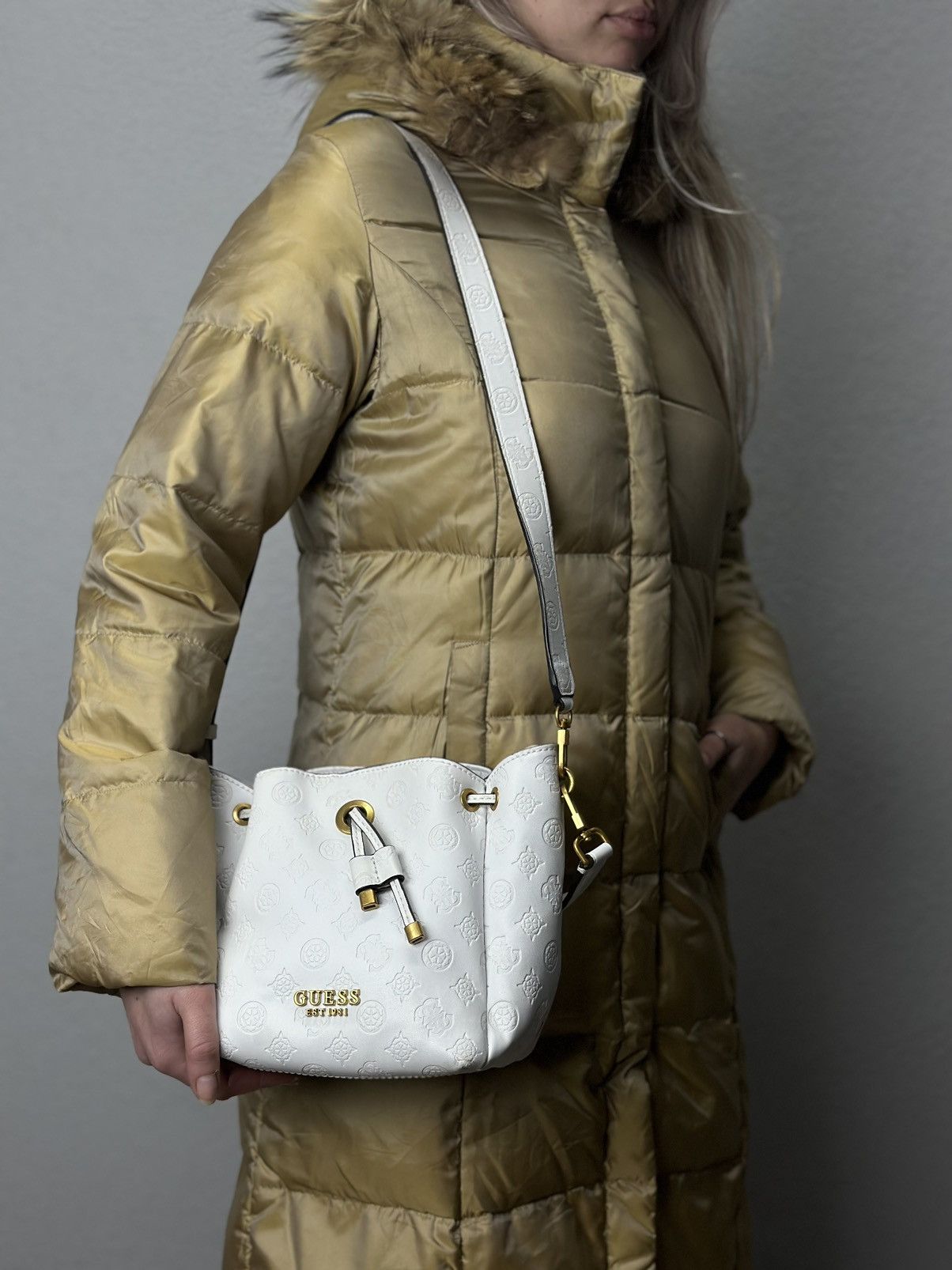 Guess Guess White Monogram Bucket Bag Gold Hardware Y2K Style Size ONE SIZE - 1 Thumbnail