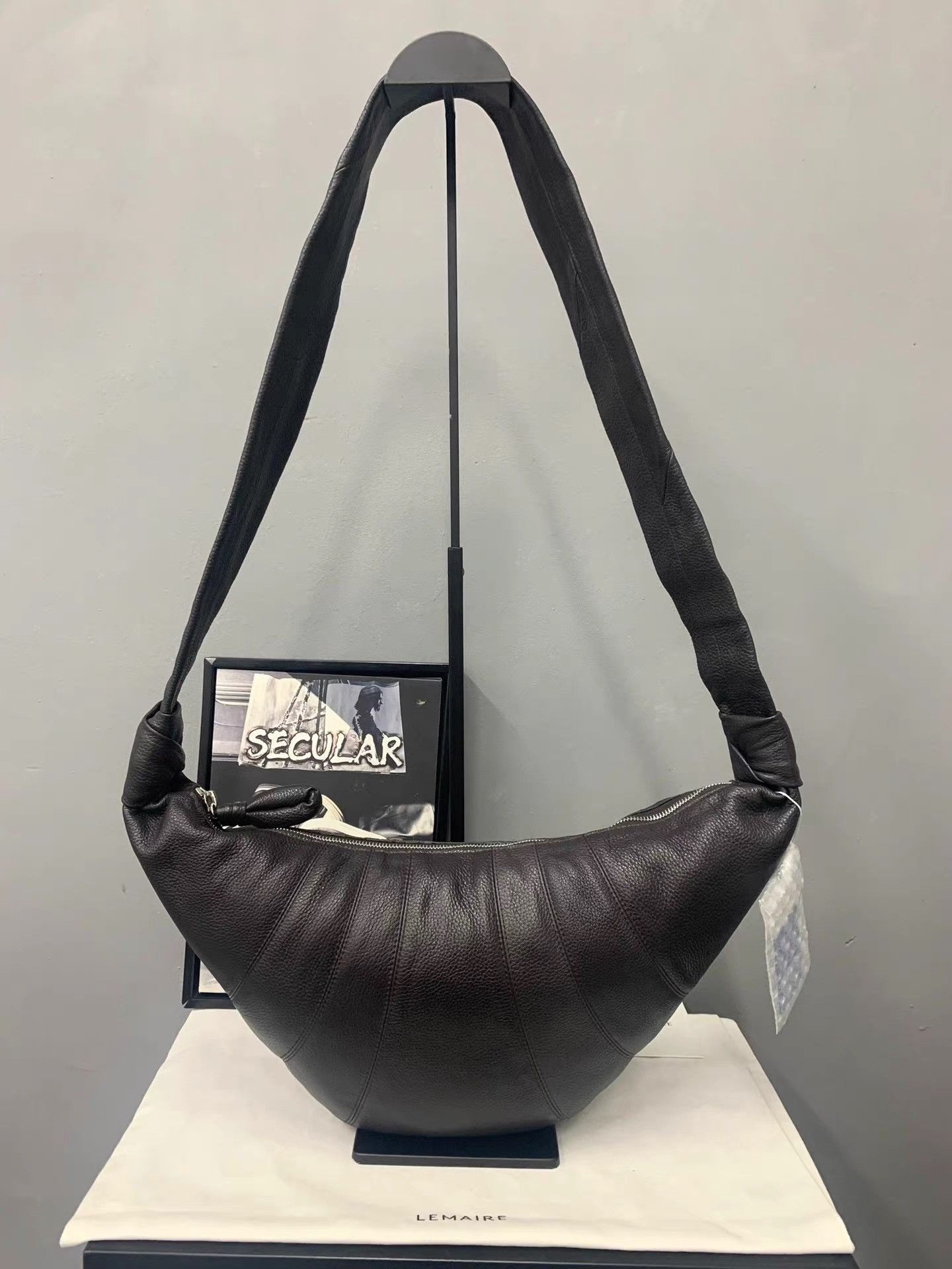 Lemaire Lemaire Cowhide Chocolate Croissant Crossbody K34 Size ONE SIZE - 1 Thumbnail