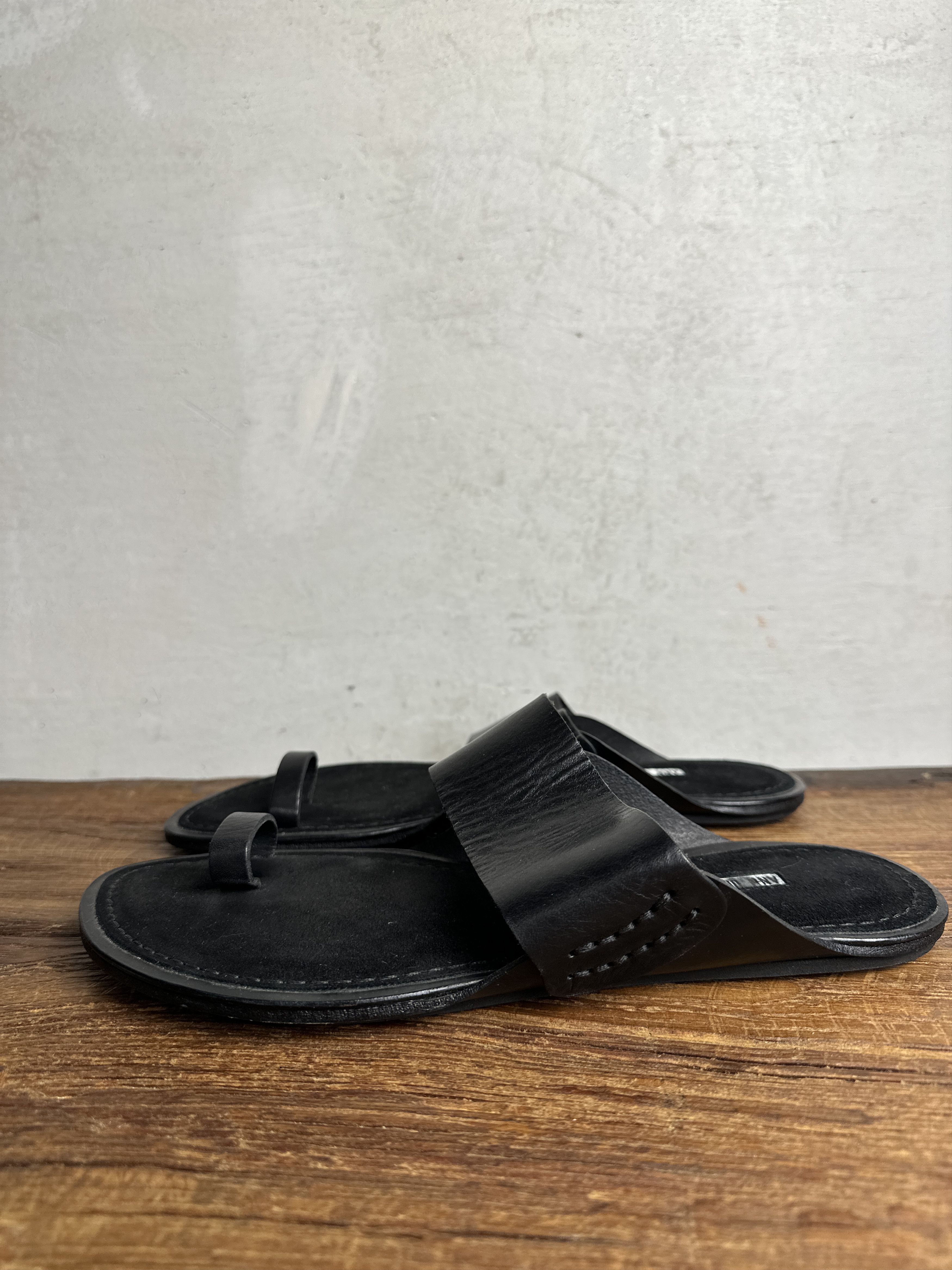 Ann Demeulemeester Ann Demeulemeester black leather sandals with toe strap Size US 9 / IT 39 - 2 Thumbnail