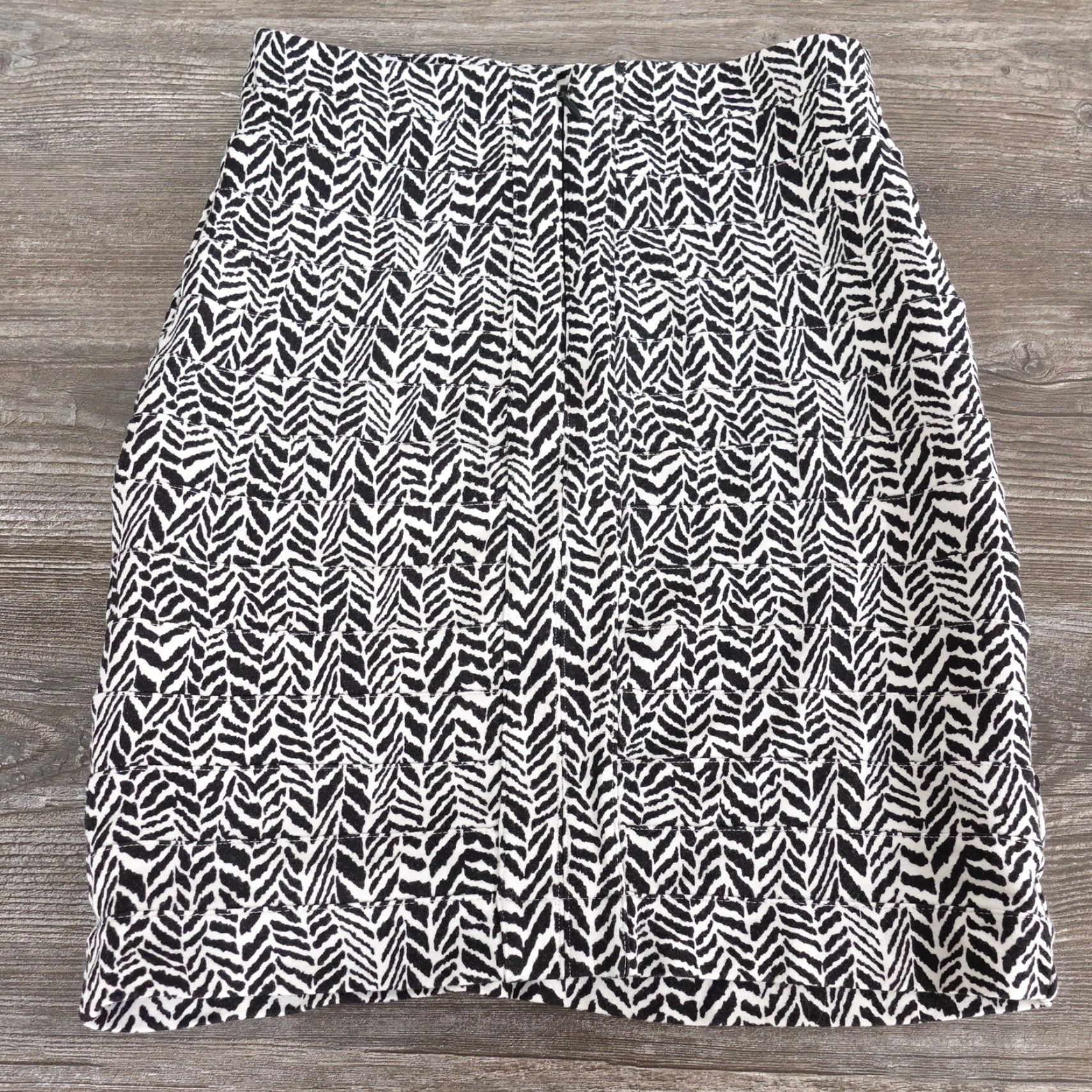 Express EXPRESS BLACK WHITE ANIMAL PRINT SKIRT WOMENS SIZE 0 Size 25" / US 0 / IT 36 - 3 Thumbnail