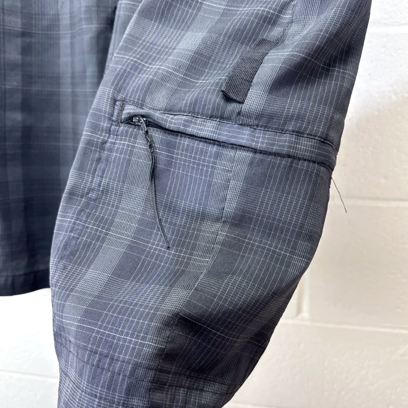 Vintage Greg Norman Shorts Mens 34 Black Plaid Golfing Golf Adult Outdoors Active Size US 34 / EU 50 - 7 Thumbnail