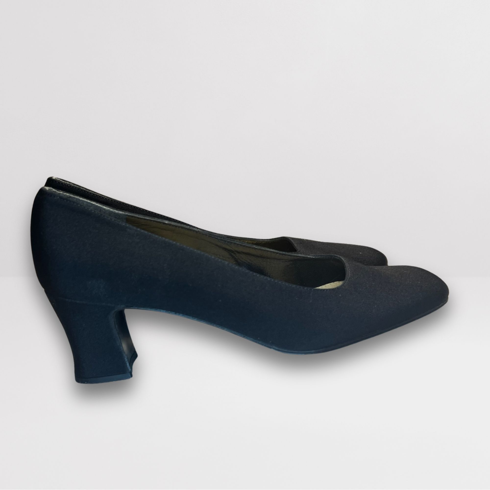 Stuart Weitzman Stuart Weitzman Vintage Black Fabric Heels 7.5 AA Square Toe Size US 7.5 / IT 37.5 - 4 Thumbnail