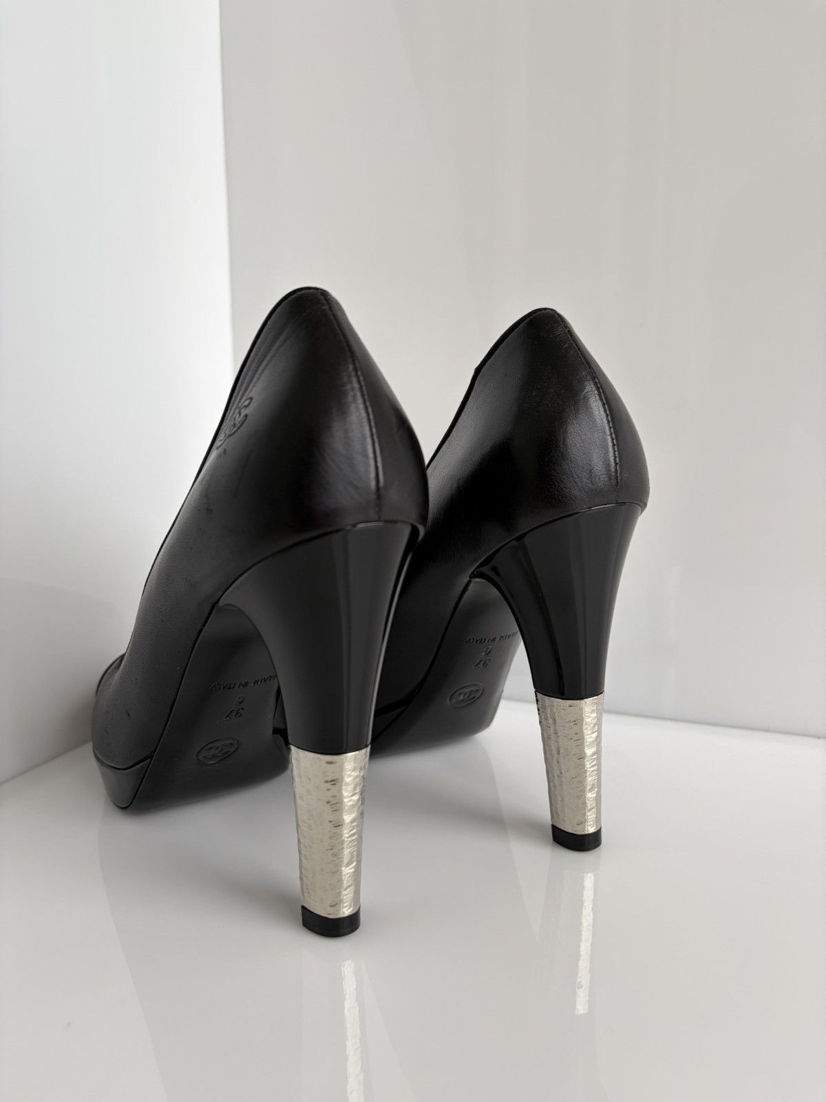 Chanel Chanel CC Logo Leather And Patent Cap Toe Heels Size 37C Size US 7 / IT 37 - 3 Thumbnail
