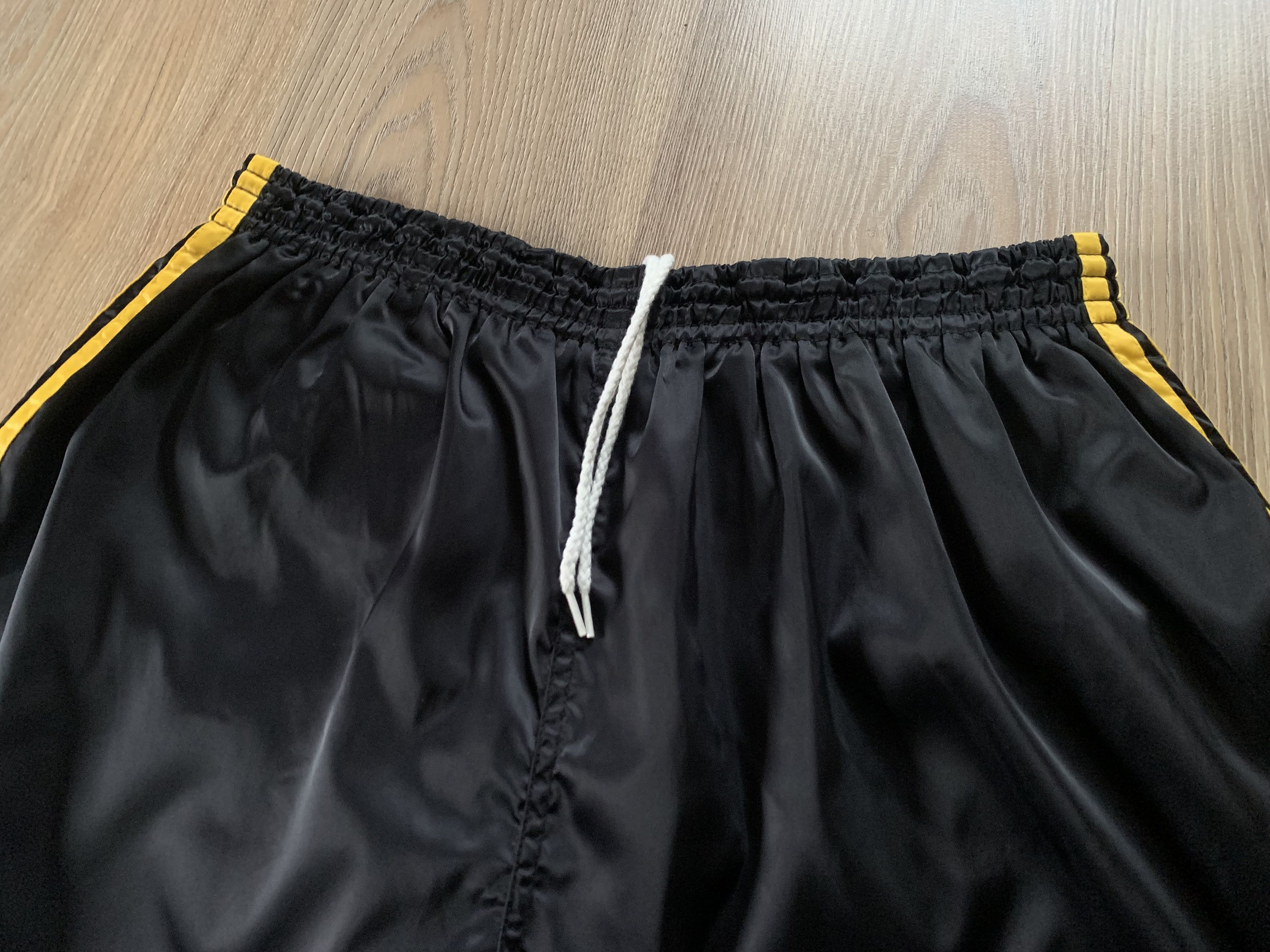 Adidas × Vintage Adidas Rare Nylon Black Yellow Stripe Shorts Size US 38 / EU 54 - 5 Thumbnail