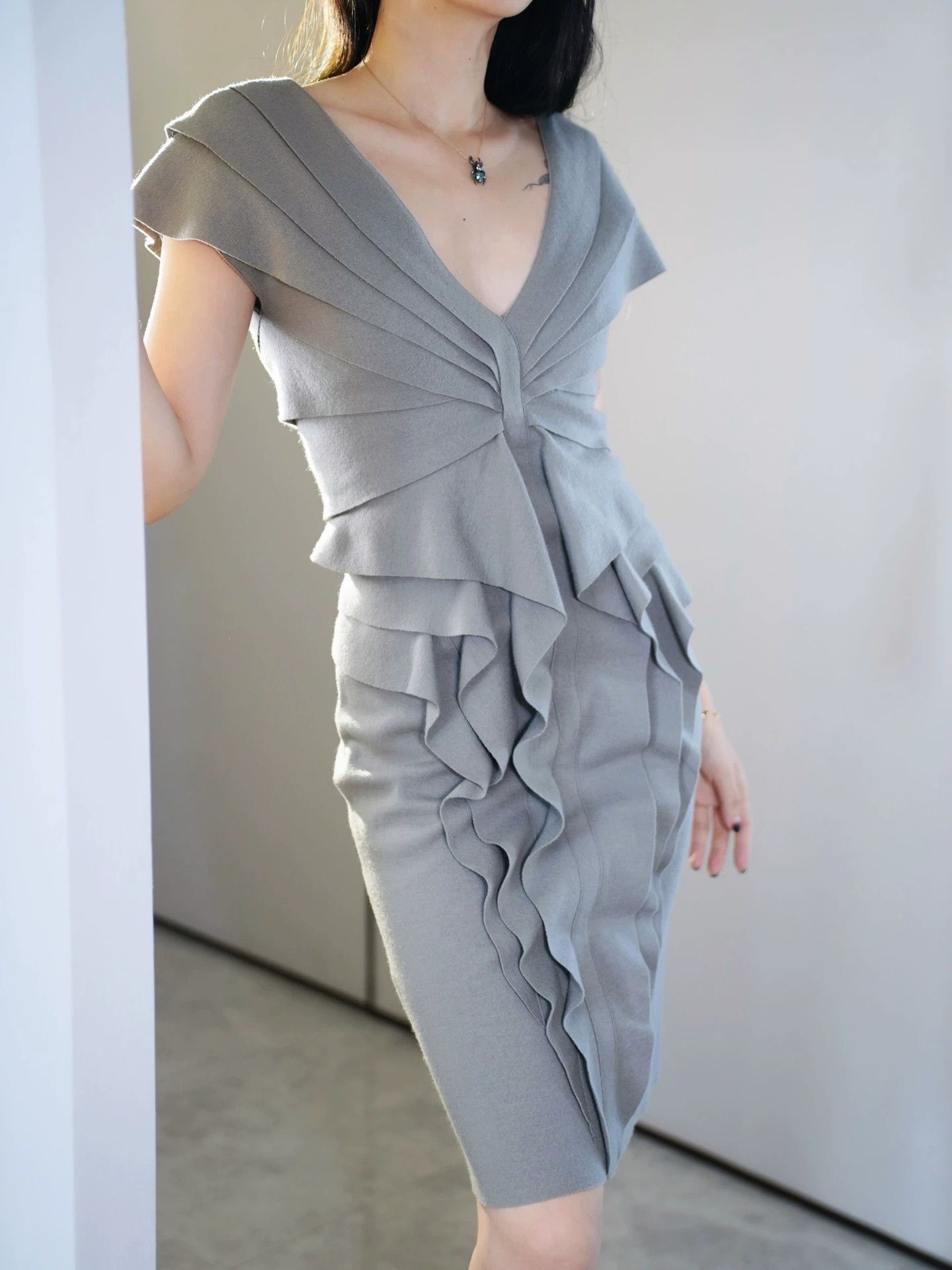 Fendi Fendi Gray Wool Ruffled Front/Back V-Neck Fitted Dress Size S / US 4 / IT 40 - 2 Thumbnail