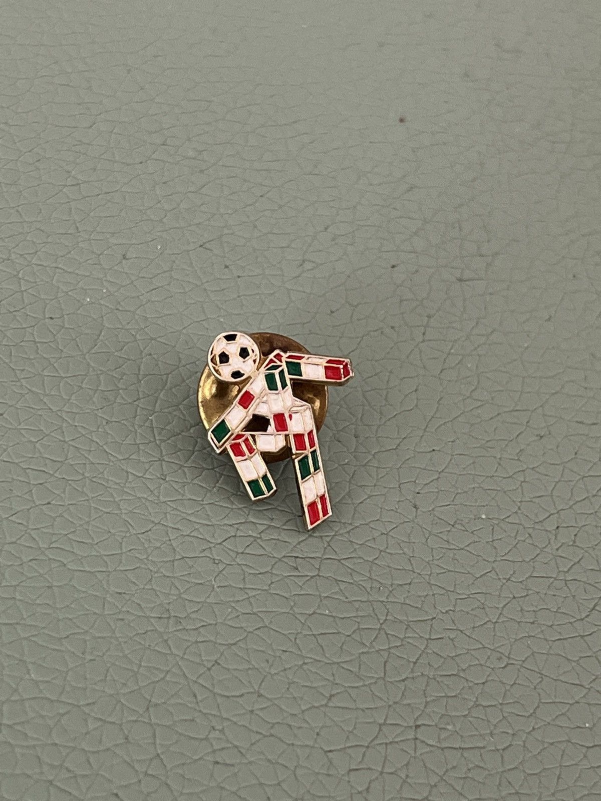 Vintage Italia 90 football World Cup vintage pin (rare) Size ONE SIZE - 1 Thumbnail