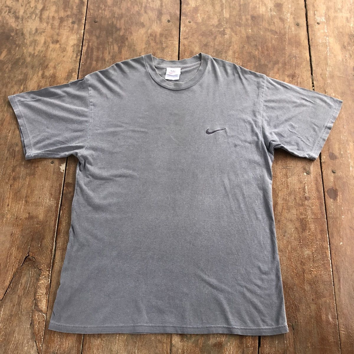 Vintage Vintage Thrashed Faded Nike 90s T Shirt Size US L / EU 52-54 / 3 - 2 Thumbnail