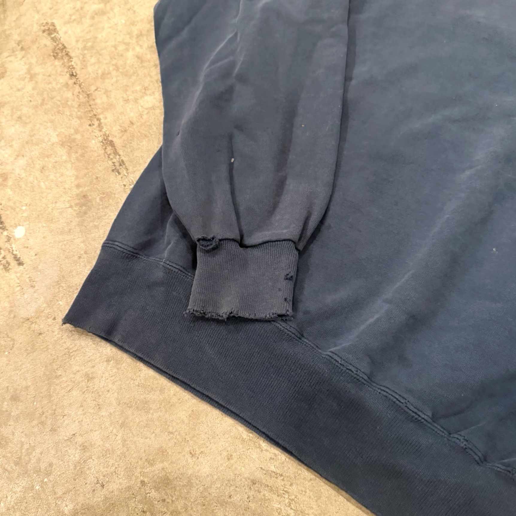 Champion VINTAGE Champion Sweatshirt Crewneck Blue Mens 2XL Thrashed Faded Pullover Sweatshirt Size US XXL / EU 58 / 5 - 5 Thumbnail
