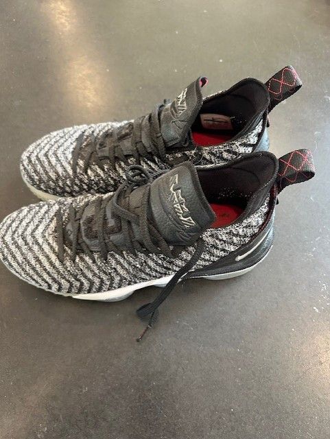 Nike Nike LeBron XVI Oreo Size US 9.5 / EU 42-43 - 2 Thumbnail