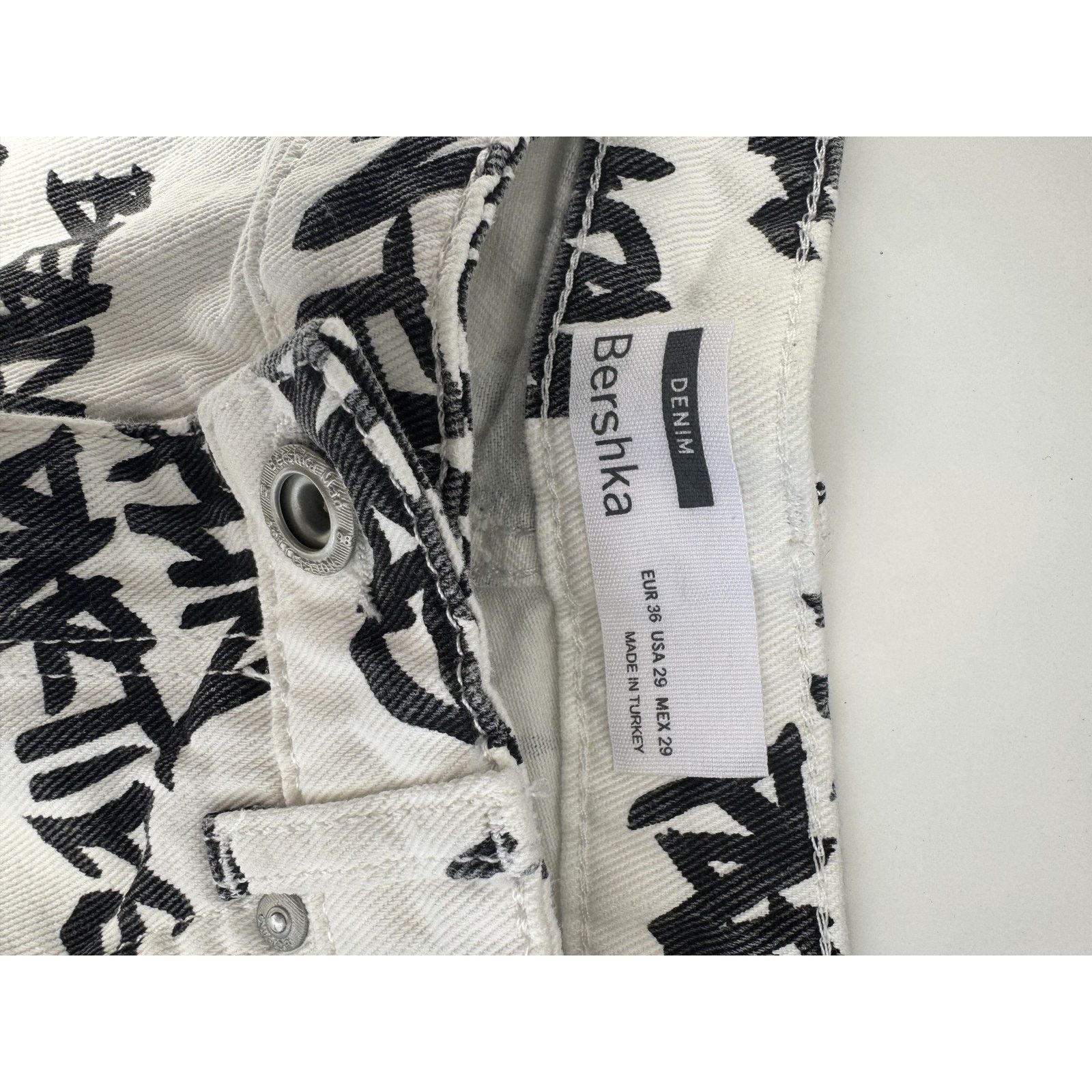 Bershka Bershka Shorts Mens Graffiti Print Urban Street Distressed Size US 29 - 7 Thumbnail