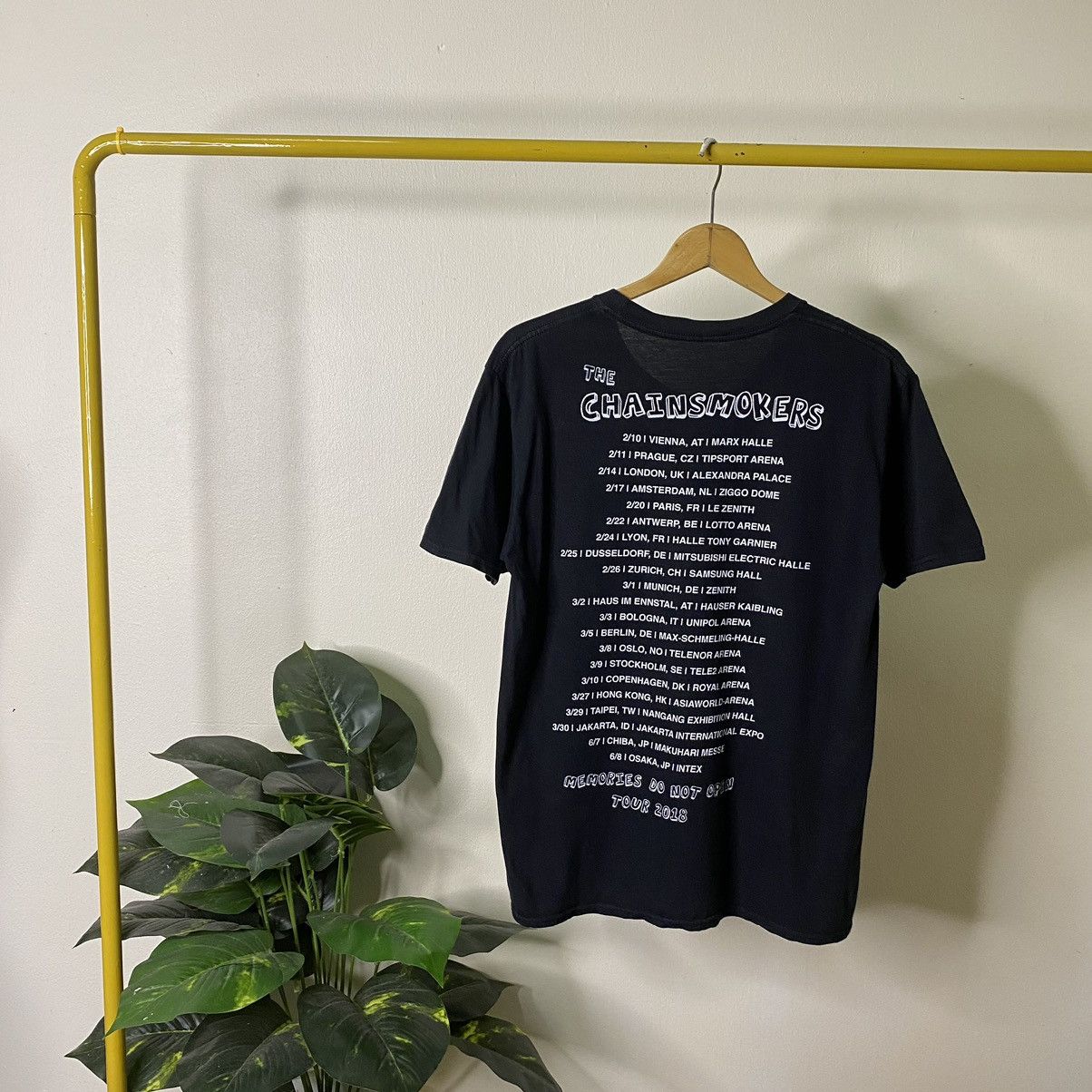 Band Tees The Chainsmokers Memories...Do Not Open 2018 Tour Tee Size US M / EU 48-50 / 2 - 4 Thumbnail