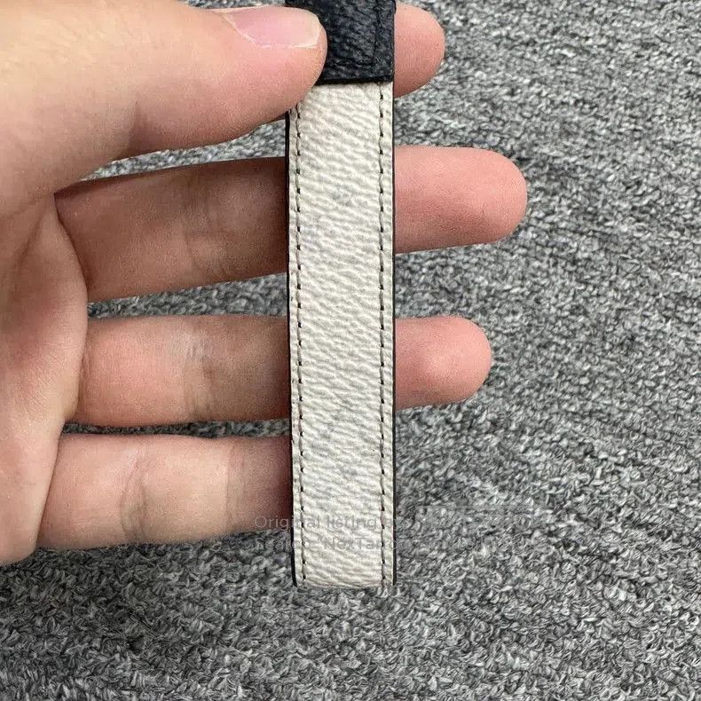 Louis Vuitton Louis Vuitton Monogram Key Holder. Size ONE SIZE - 2 Thumbnail