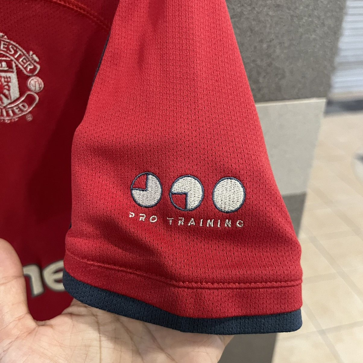 Umbro Manchester united training jersey 2000/2001 Size US M / EU 48-50 / 2 - 3 Thumbnail