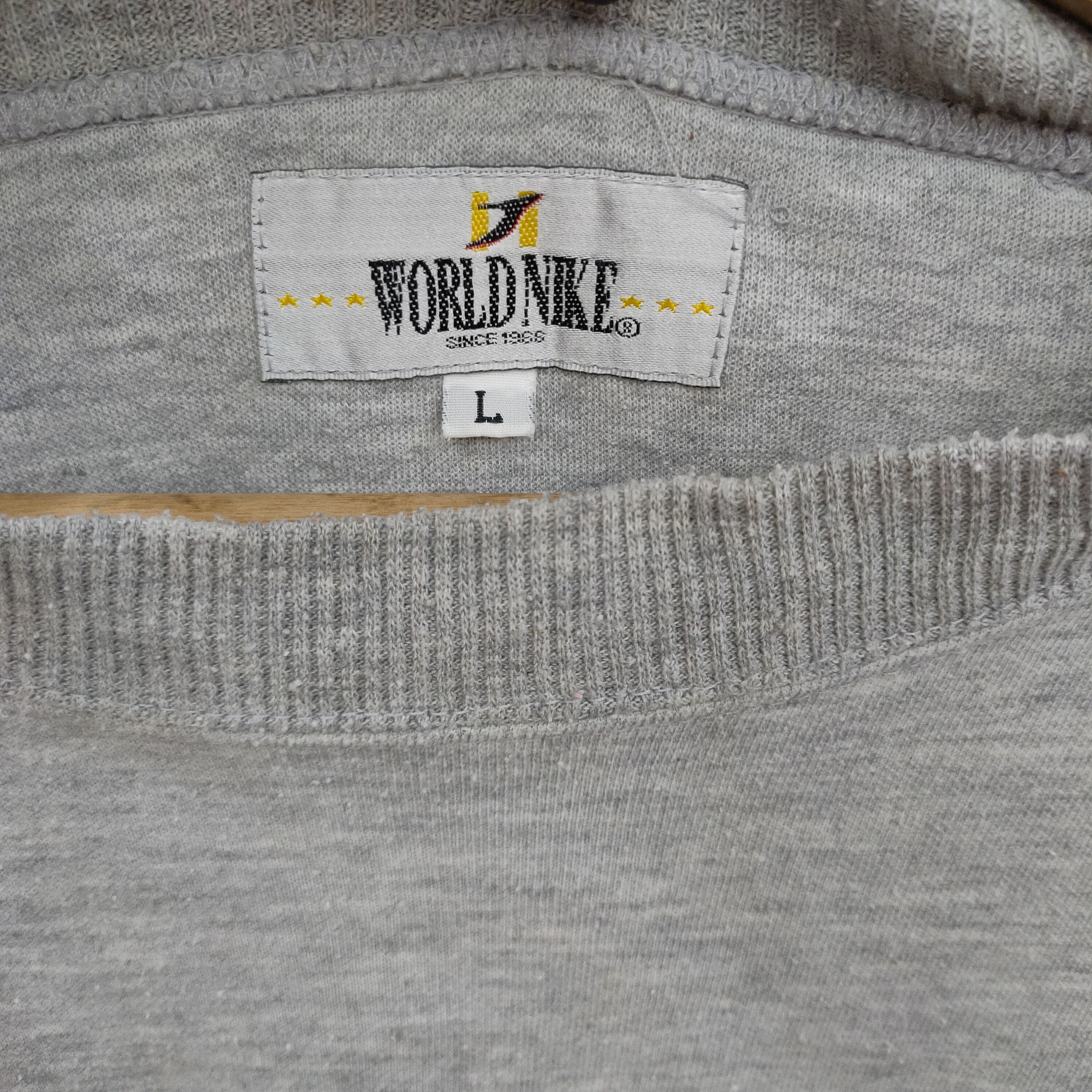 Vintage Vintage Nike World Mesh Panel Crewneck Athletic Streetwear Size US L / EU 52-54 / 3 - 7 Thumbnail